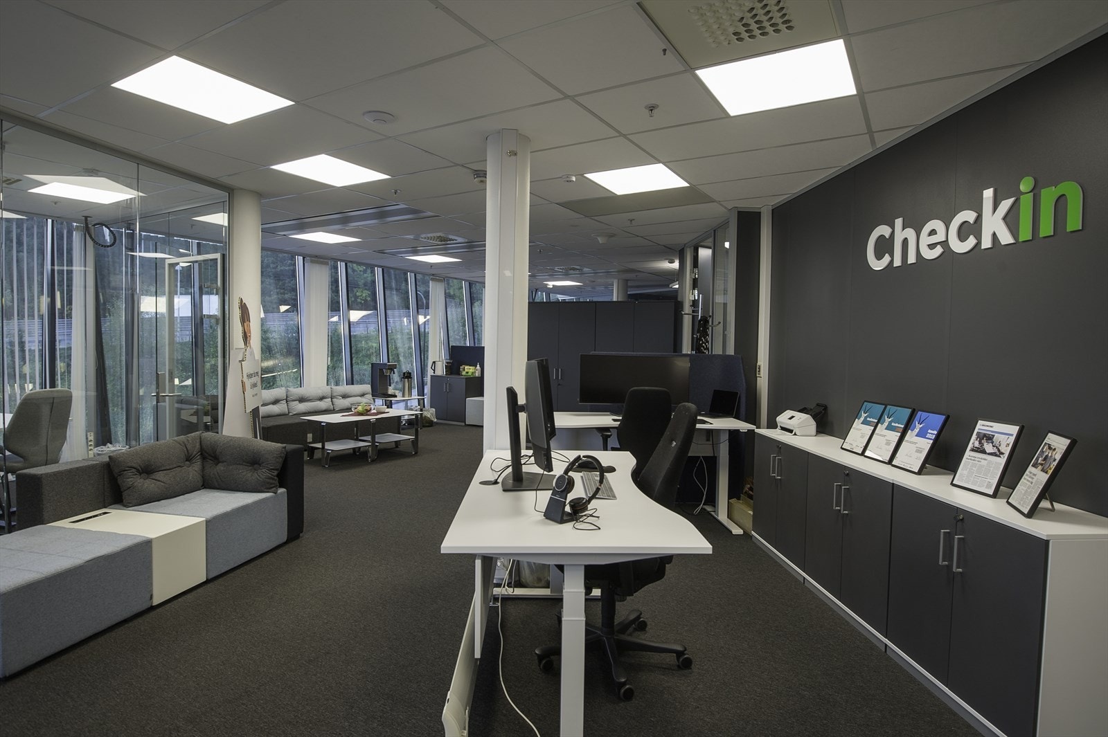 Kontorlokale i åpent landskap Galleribilde