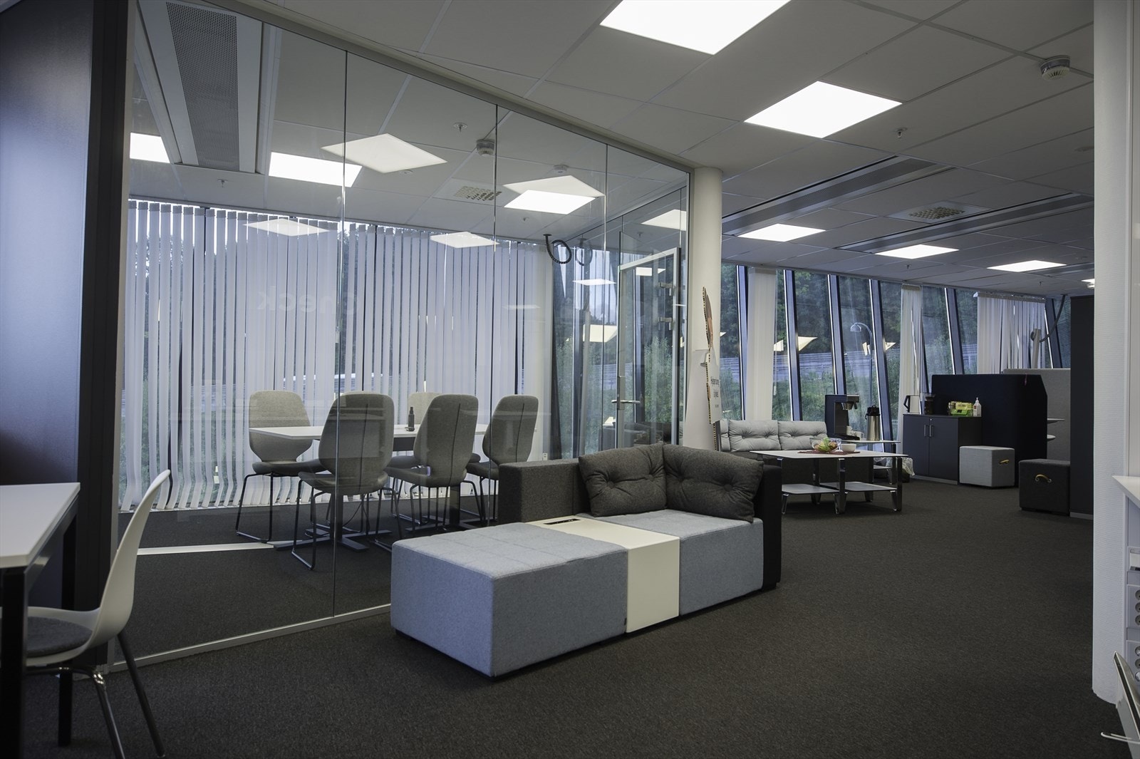 Kontorlokale i åpent landskap Galleribilde