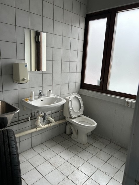 Kontor 107, eget wc Galleribilde