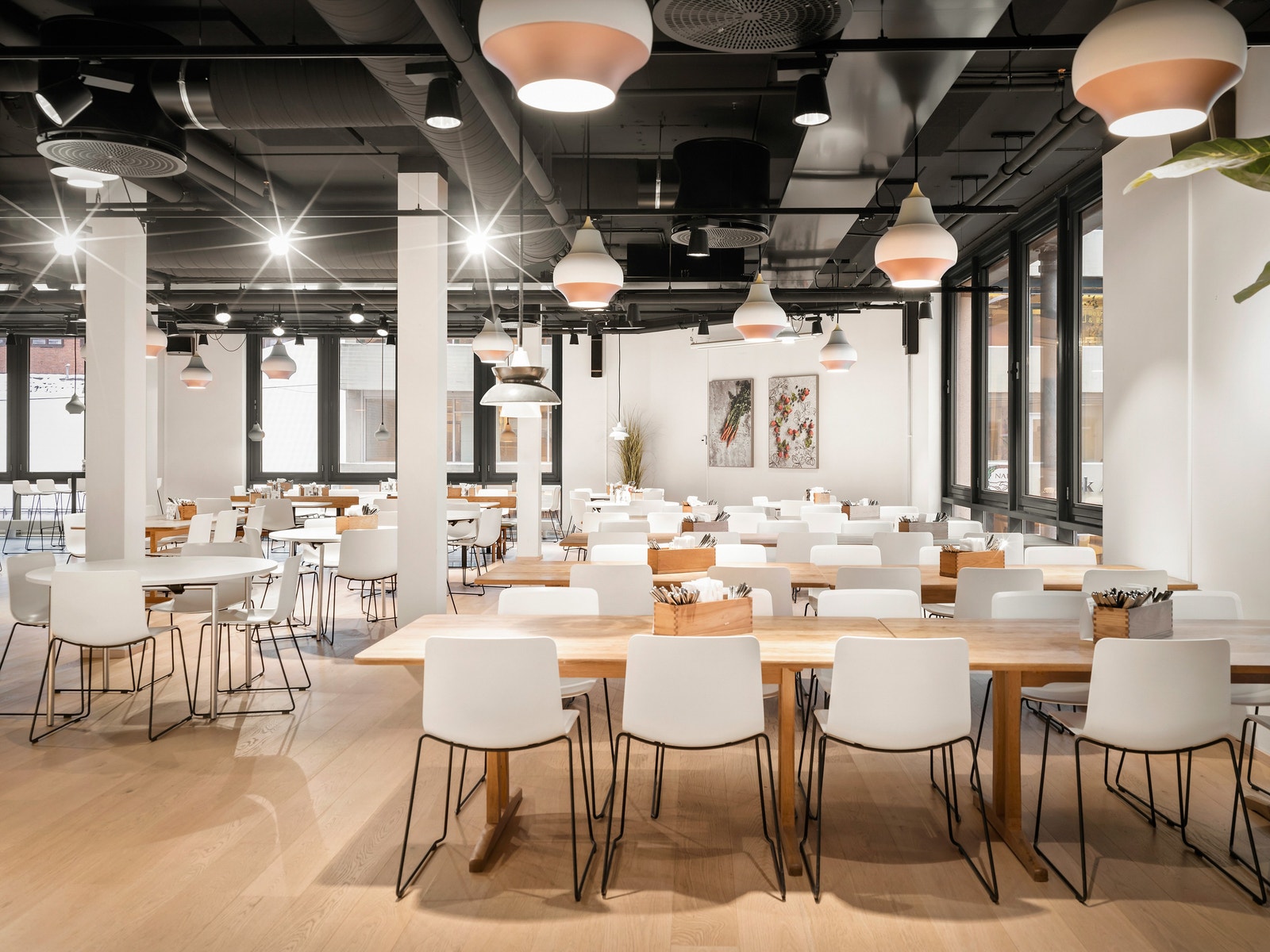 Fra den flotte Personalrestauranten. Her er det også AV utstyr så man kan ha fellesmøter. Galleribilde