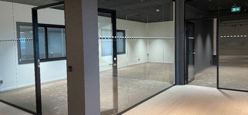 Konferanse rom med glass fronter. Galleribilde