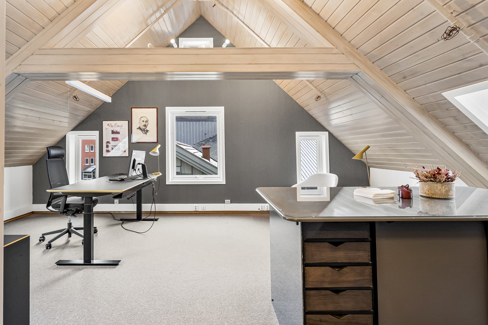 Åpent areal med plass til arbeidsplasser Galleribilde