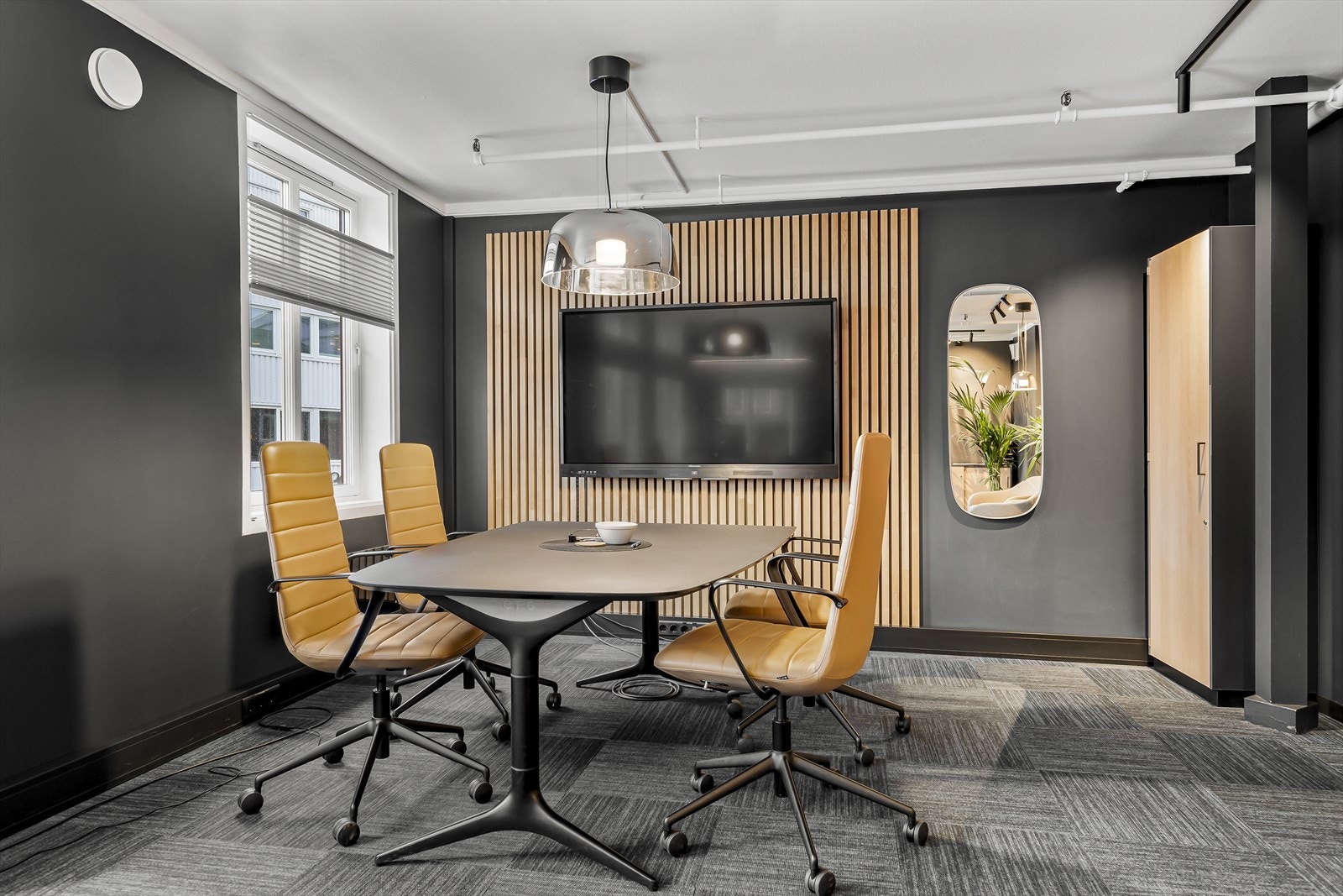 Stort kontor med plass til møtebord Galleribilde