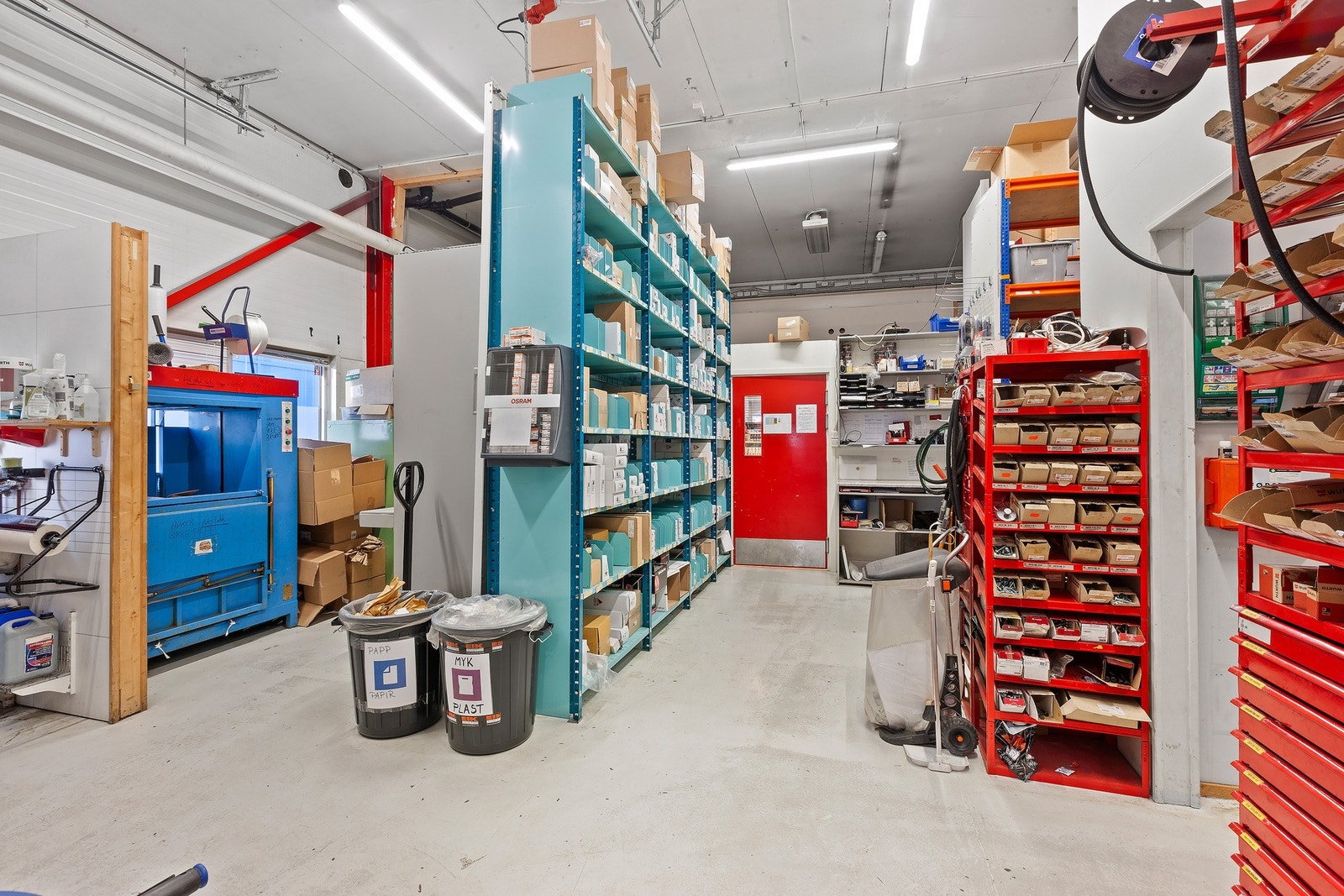 Lager mellom butikk og verksted. Galleribilde