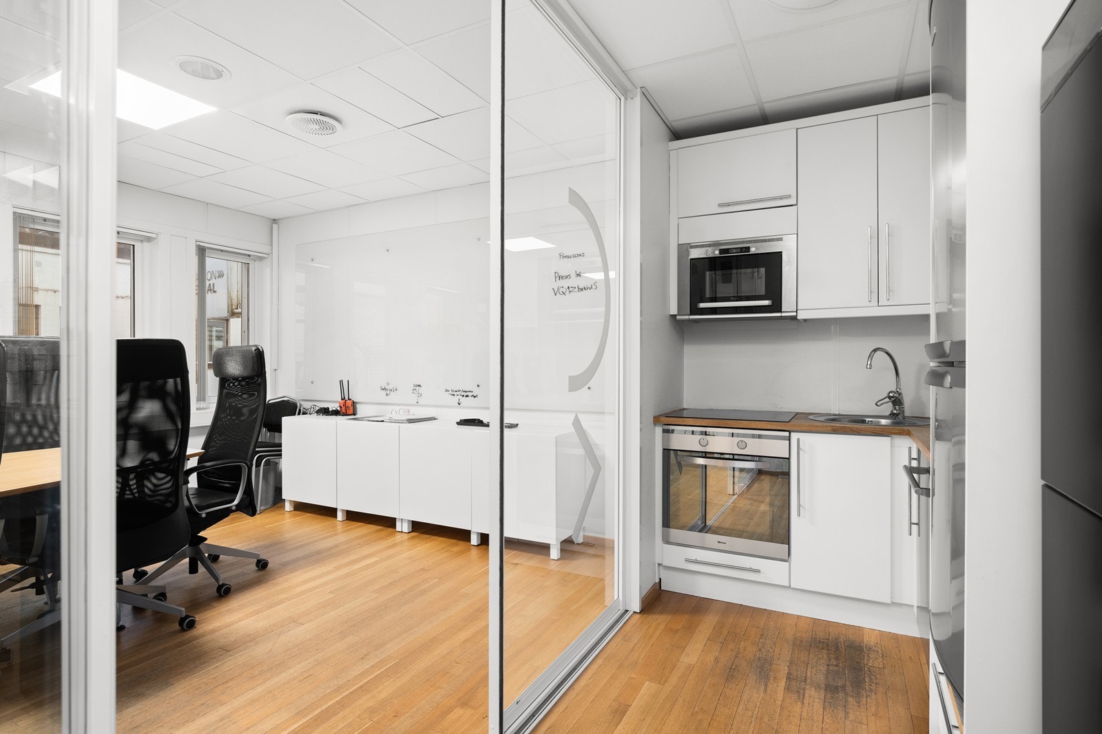Te- kjøkken like ved møterommet. Galleribilde