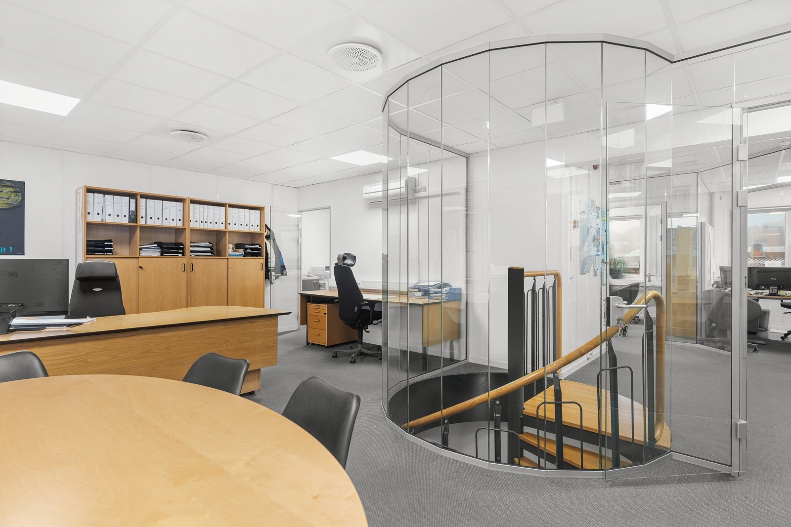 Stort kontorlandskap som er adskilt med glassvegger. Galleribilde