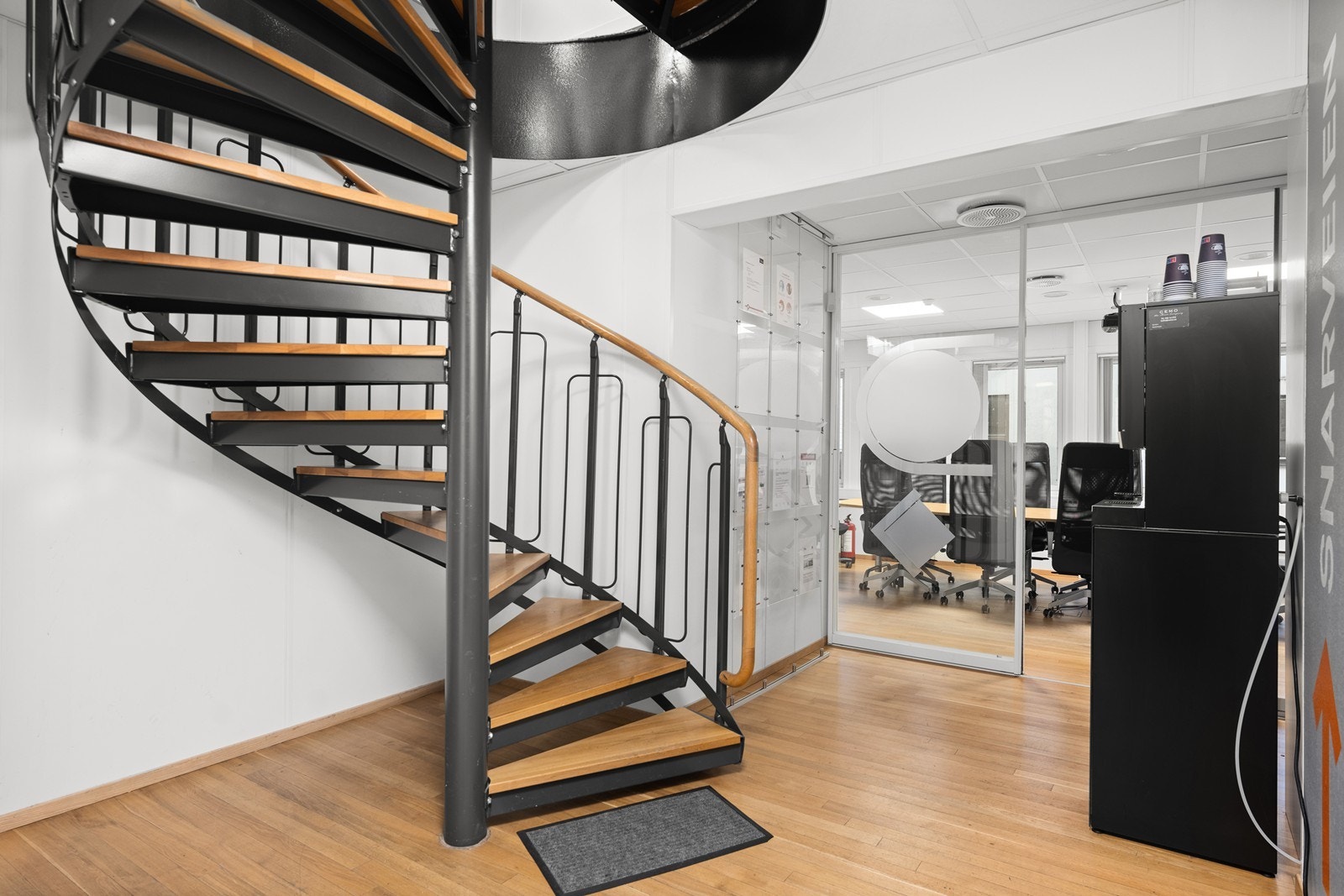Vindeltrapp som fører opp til kontorlandskapet. Galleribilde