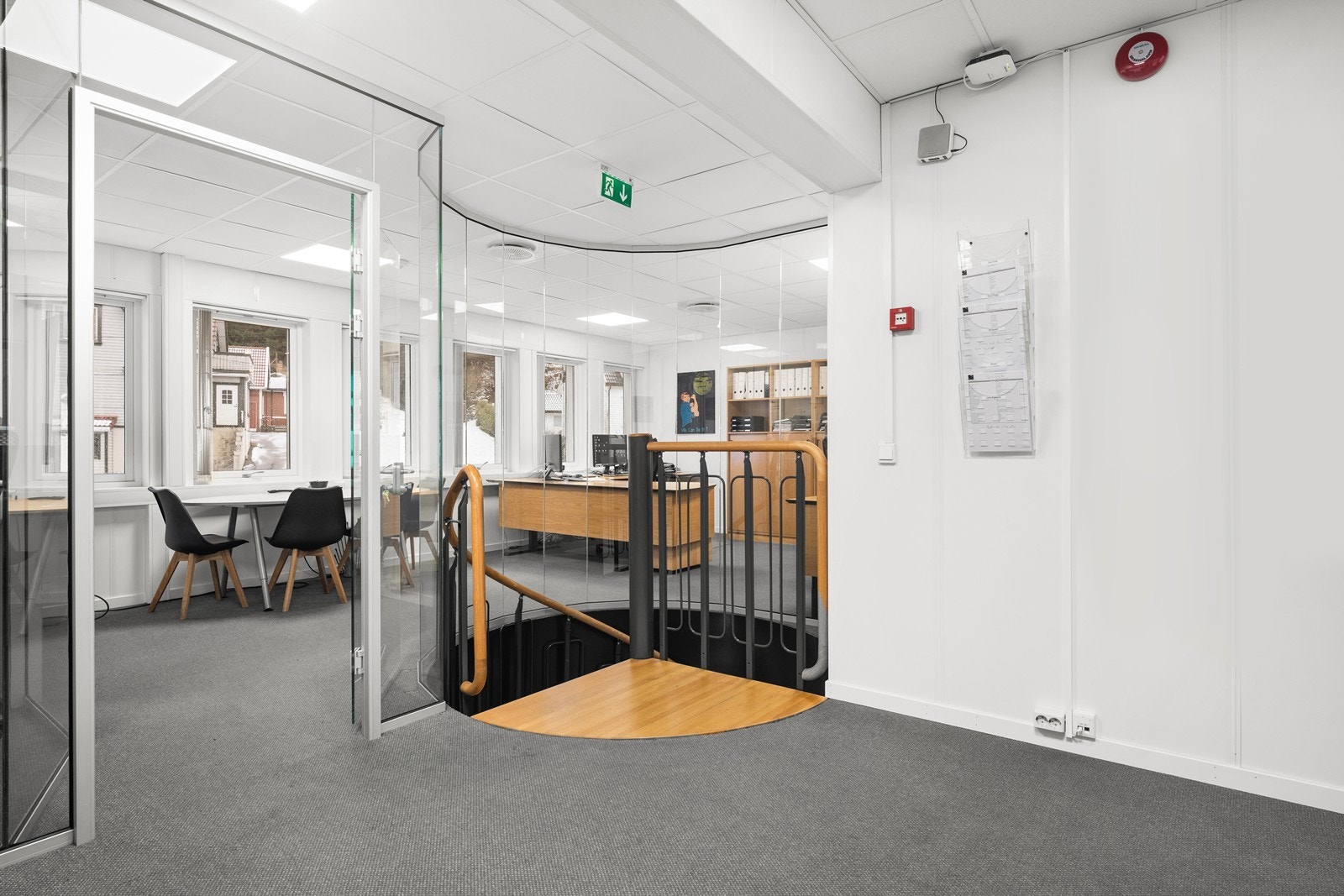 Vindeltrapp i midten av rommet. Galleribilde