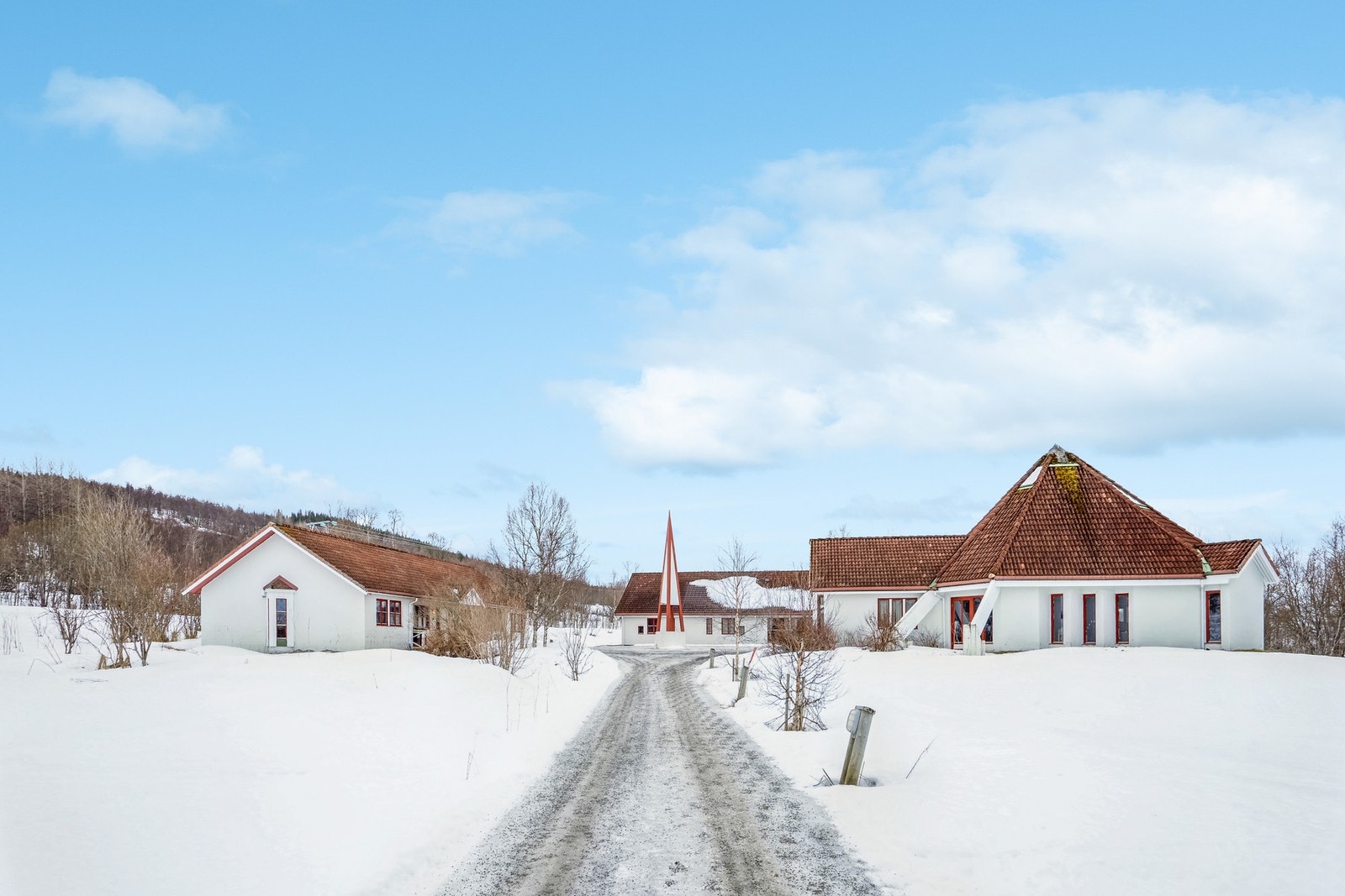 Kurssenter, klasseromsbygg, internat og kapell Galleribilde