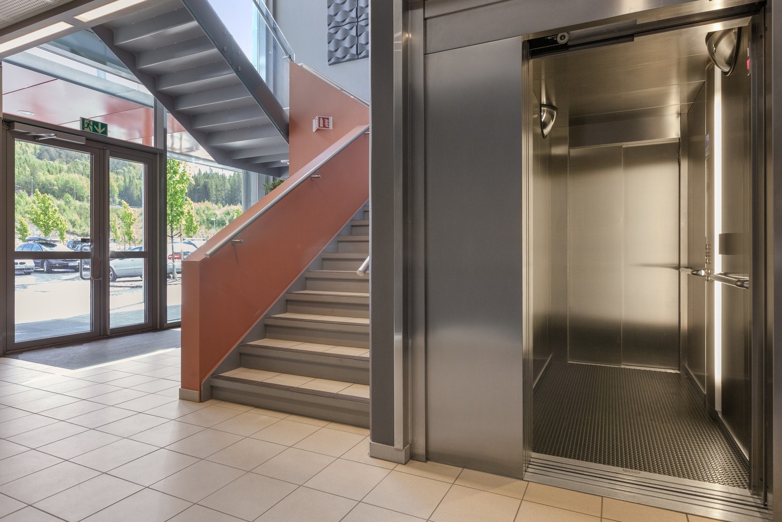 Felles inngang fra parkering. Ledig areal i 1. etasje og kjellerareal med lagring. Heis til kjeller. Galleribilde