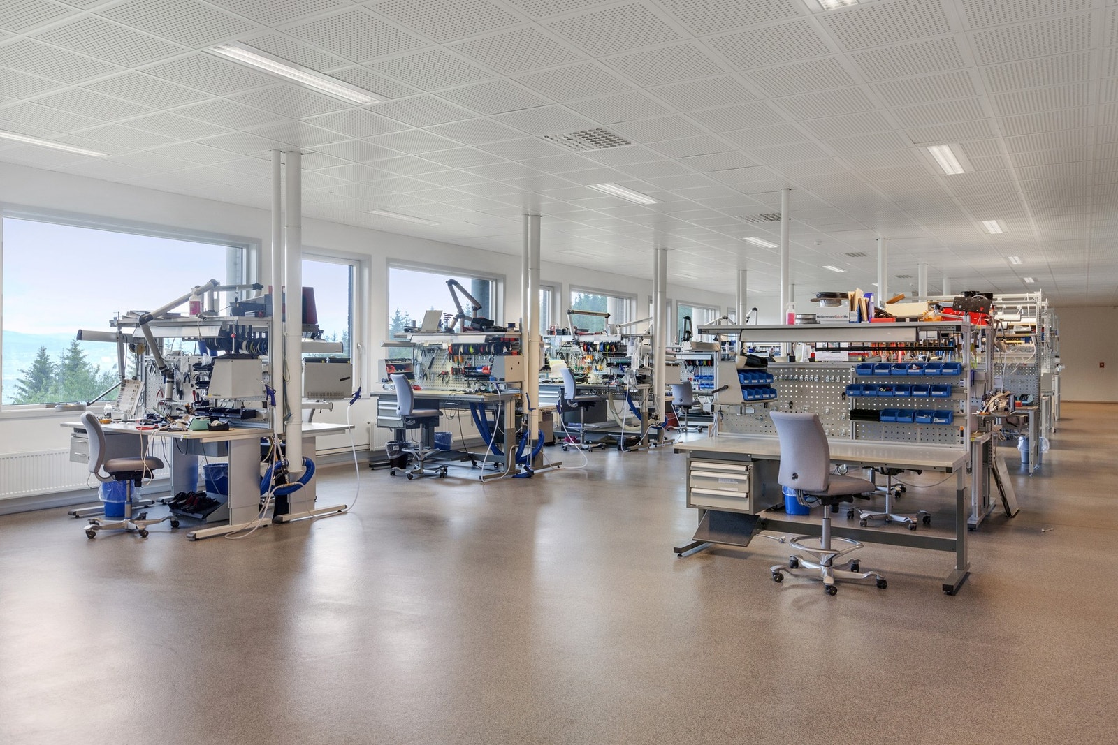 Byggets 1. etasje utgjør ca. 1.300 kvm BTA. Fleksibelt areal med muligheter for etablering av showroom, kontorer produksjon. Galleribilde