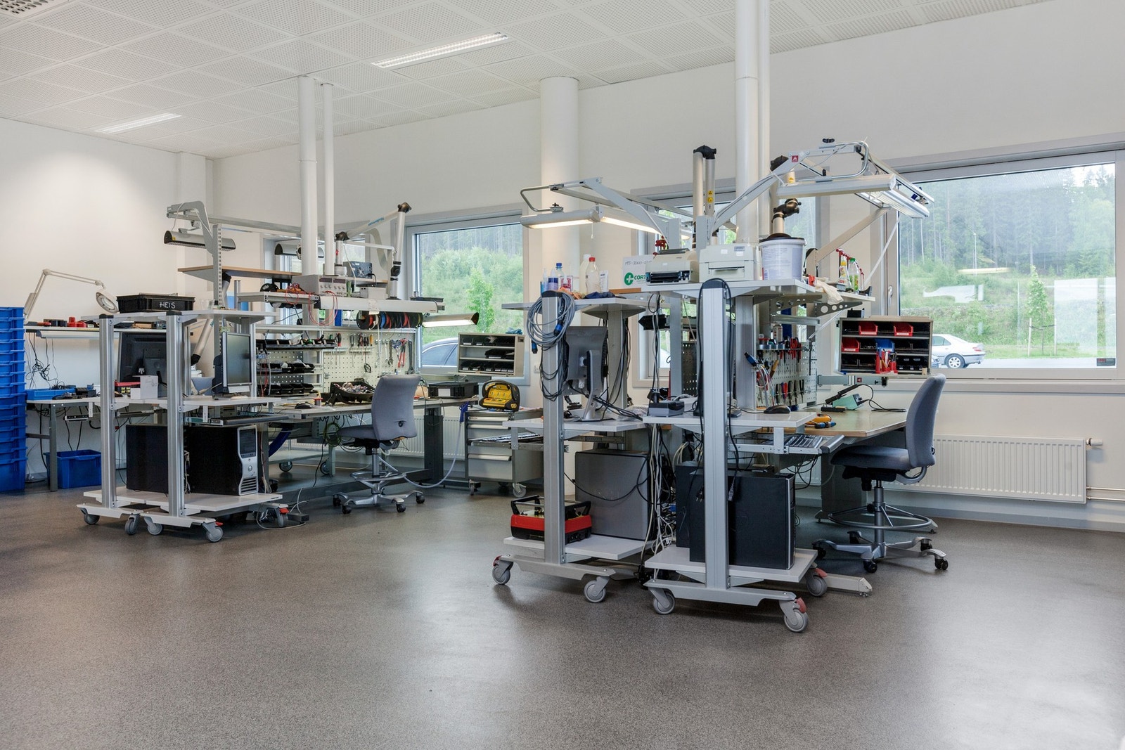 Høy teknisk standard med jordvarme, god ventilasjon og et svært tett bygg gir et godt inneklima. Gulvet er antistatisk og dermed godt egnet for produksjon til elektronikk/ teknologi. Galleribilde