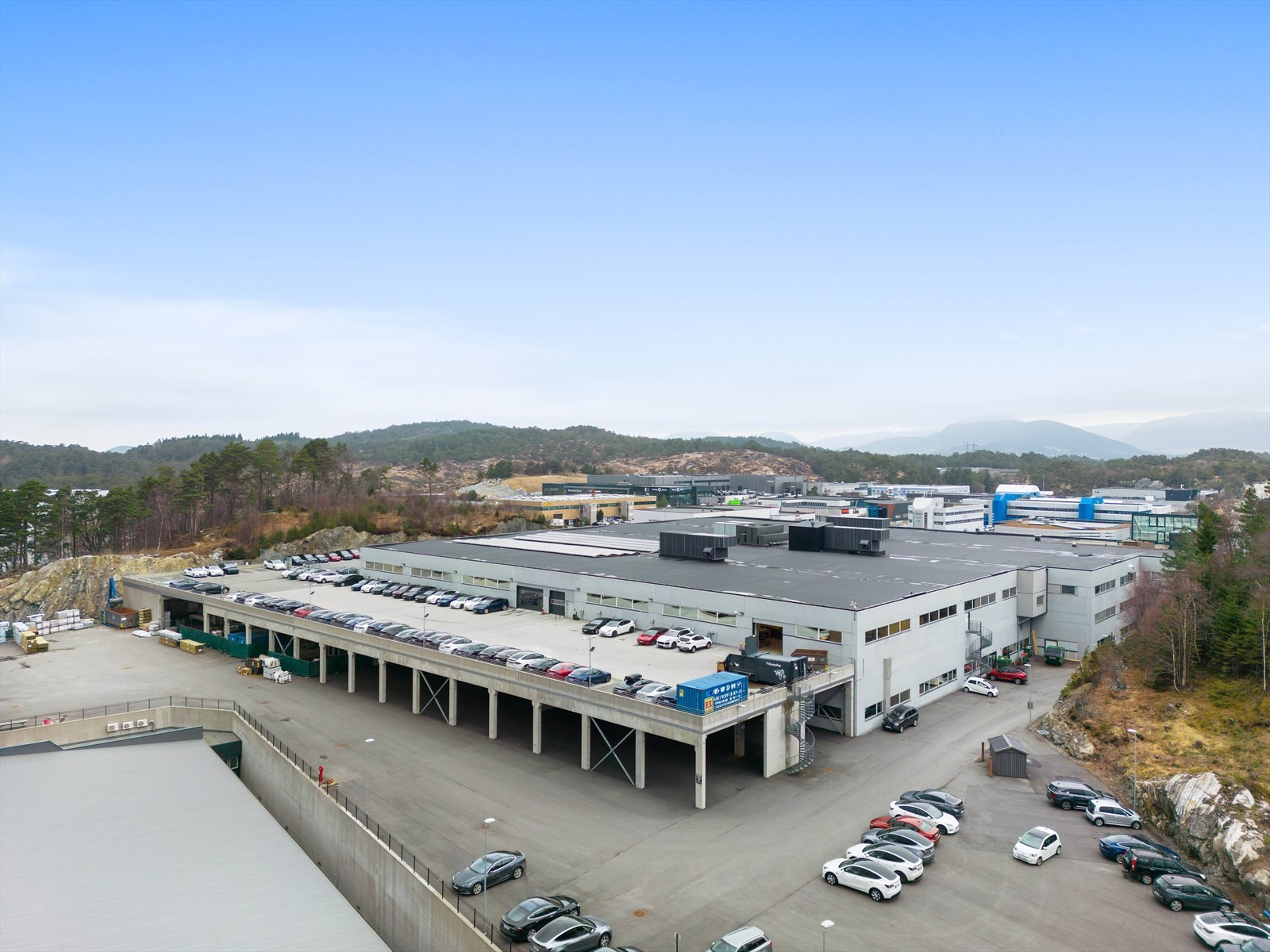 De ledige handelslokalene, BTA 1590 m², er klare for innredning til ny leietaker