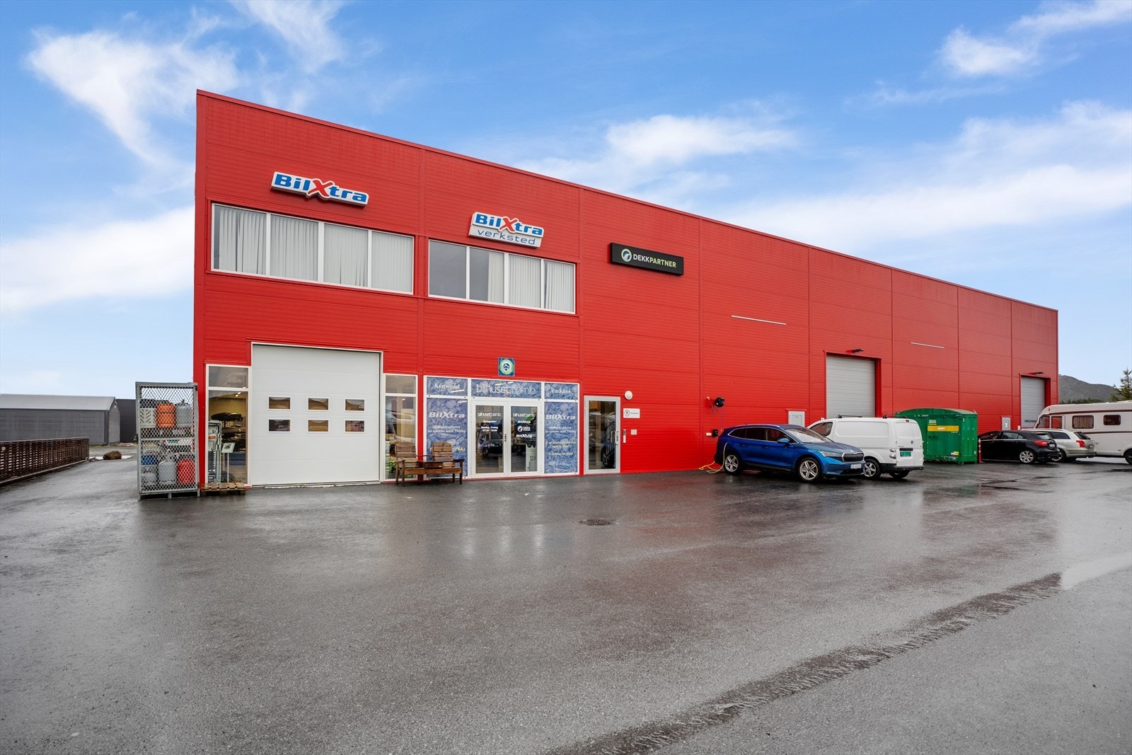 Praktisk bygg med verksted, utstilling og kontorer Galleribilde