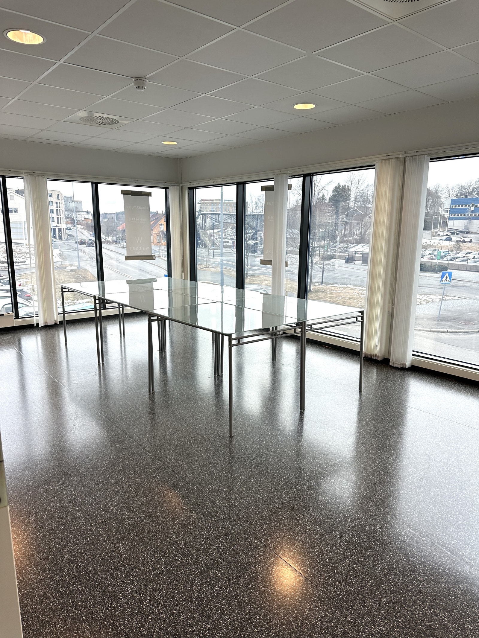 Masse med naturlig lys og gode muligheter for et trivelig arbeidsmiljø Galleribilde