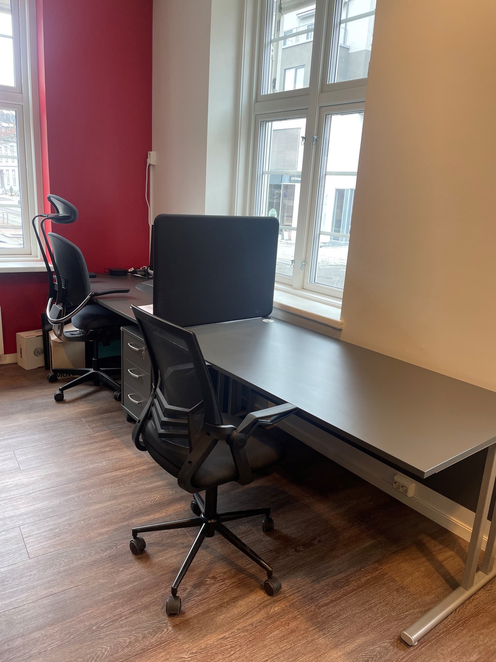 Vi har 10 stk. faste plasser hvor du har din egen faste plass med låsbart skap. Galleribilde