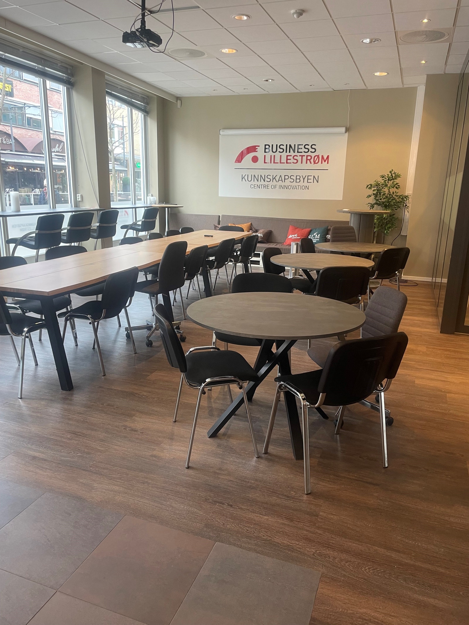 Vi har flexiplasser fra 1650 pr mnd, med tilgang på møterom, tillerom og printer Galleribilde
