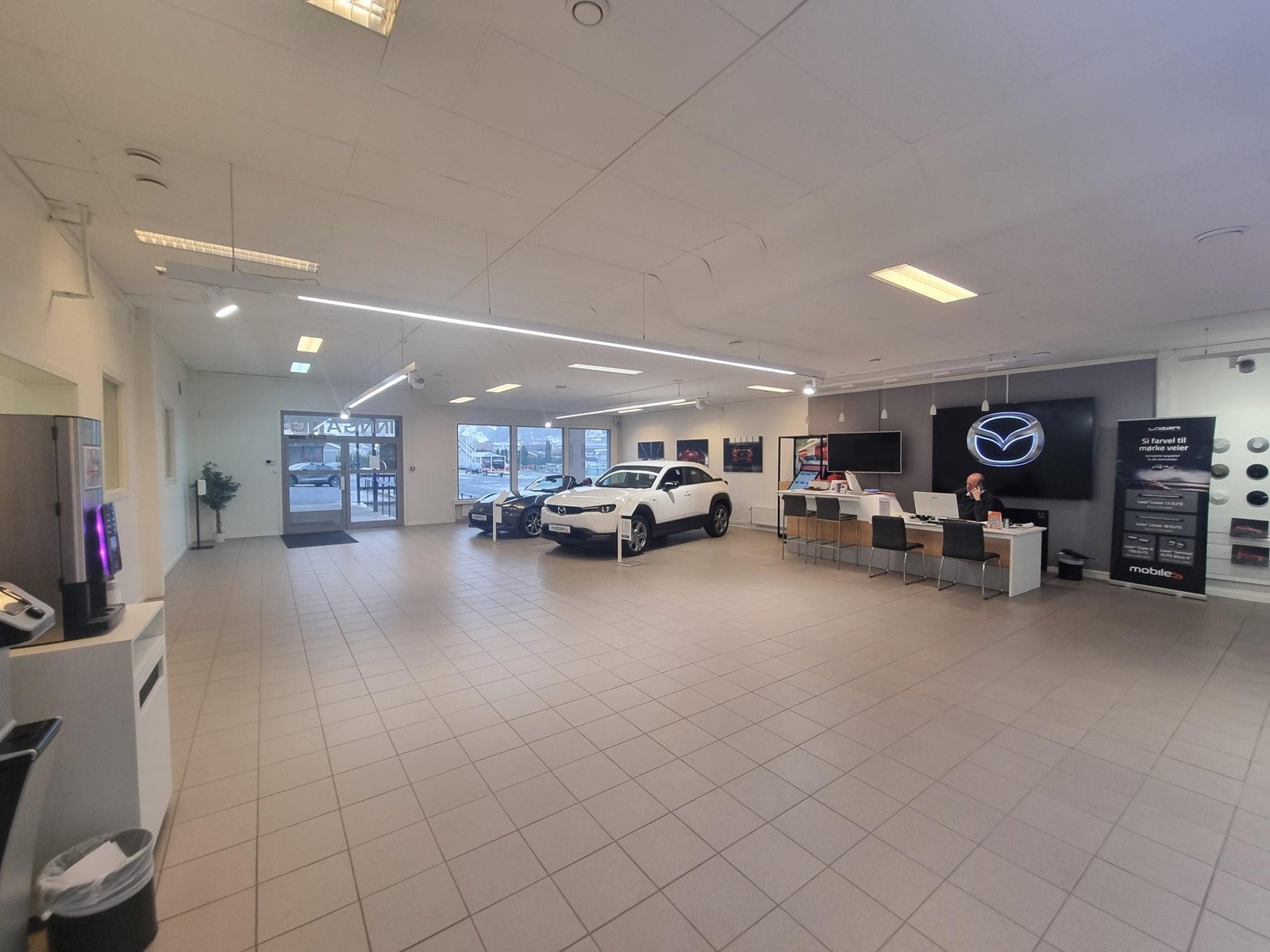 Mobile - Utstilling av biler i 1.etg. Galleribilde