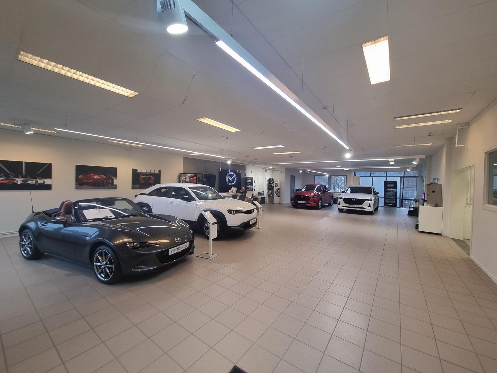 Mobile - Utstilling av biler i 1.etg. Galleribilde