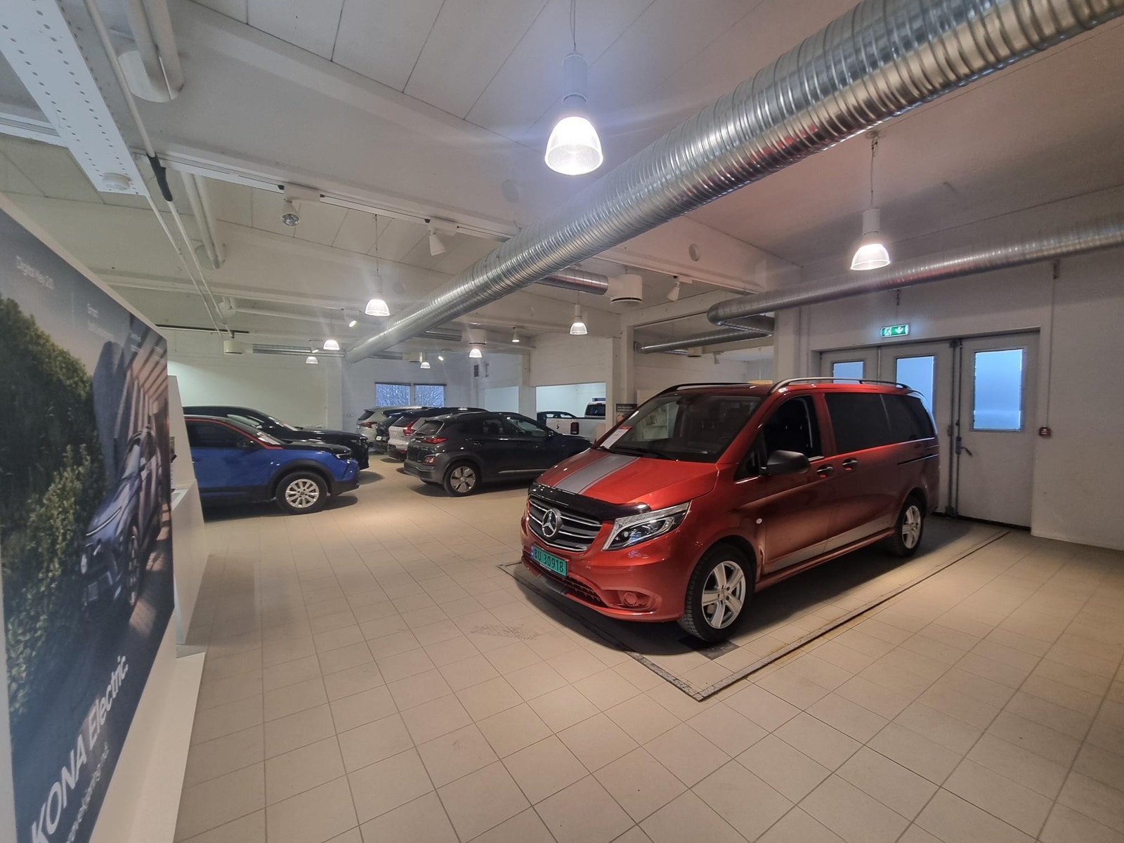 Mobile - Utstilling av biler i 1.etg. Galleribilde