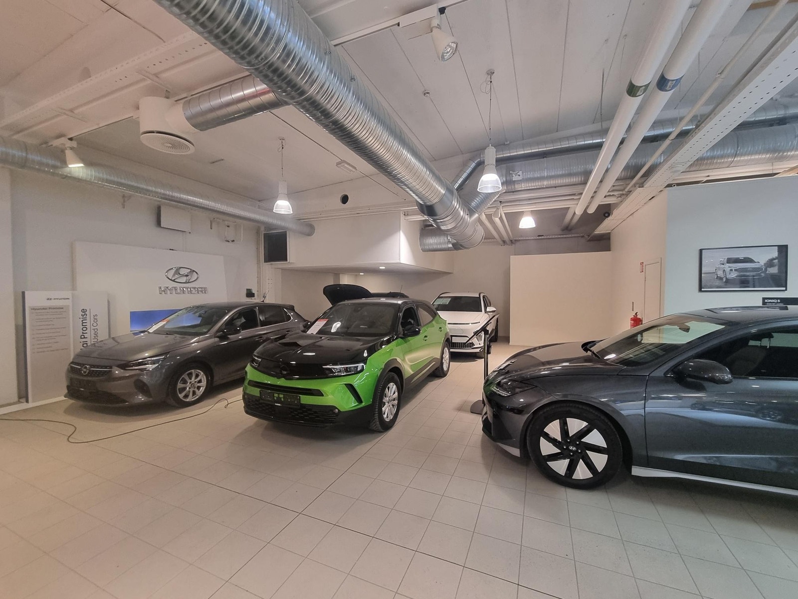 Mobile - Utstilling av biler i 1.etg. Galleribilde