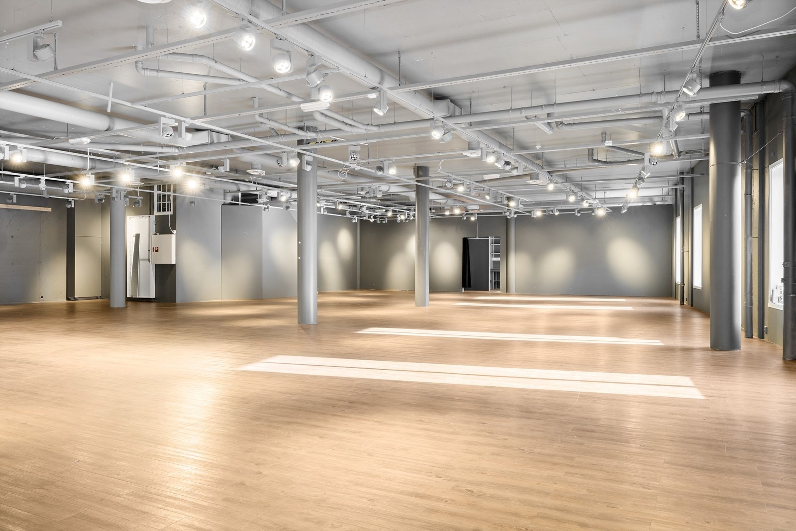 Stort, åpent lokale med godt lysinnslipp Galleribilde