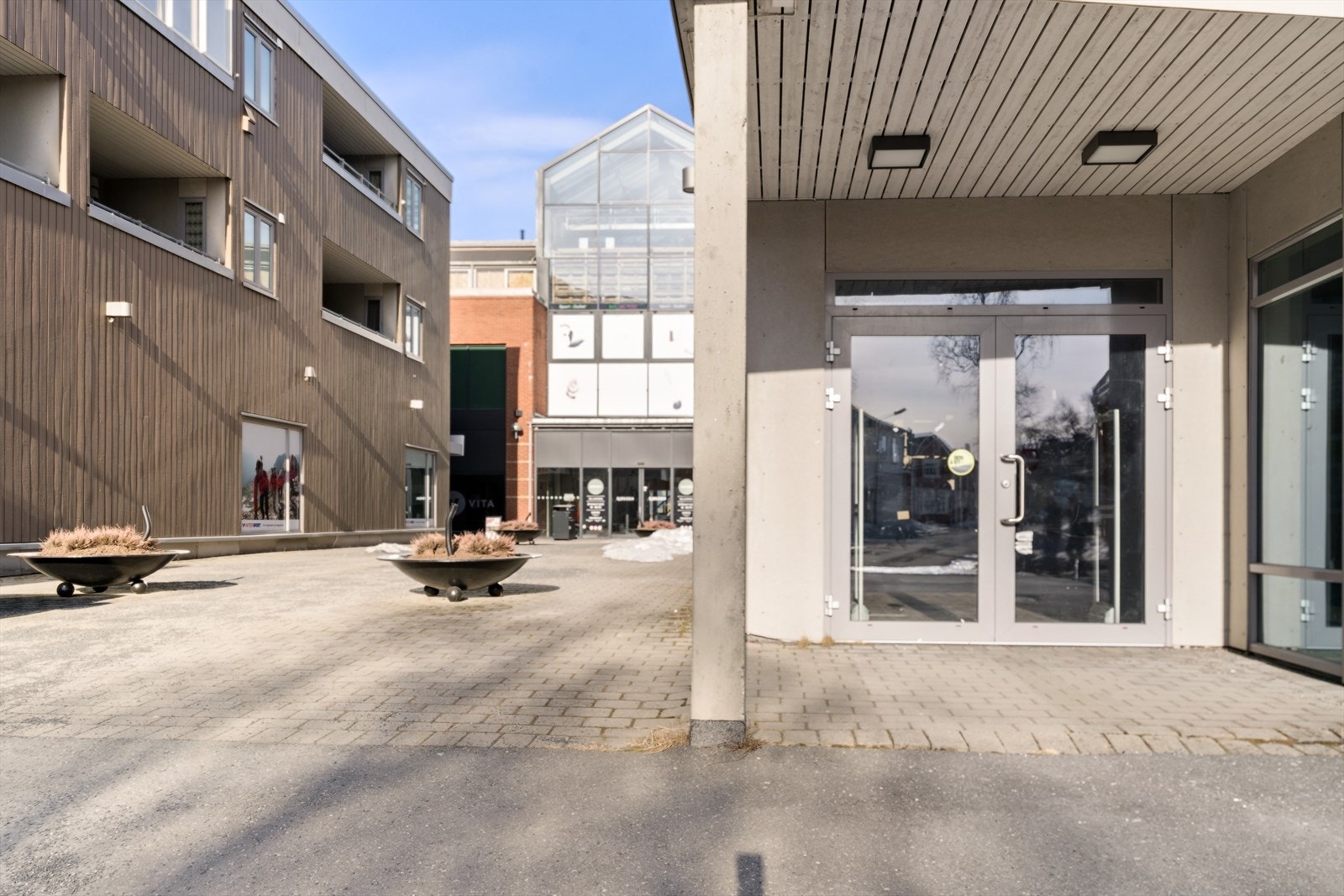 Inngangspartiet og gangvei til andre deler av Sjøsiden senter Galleribilde