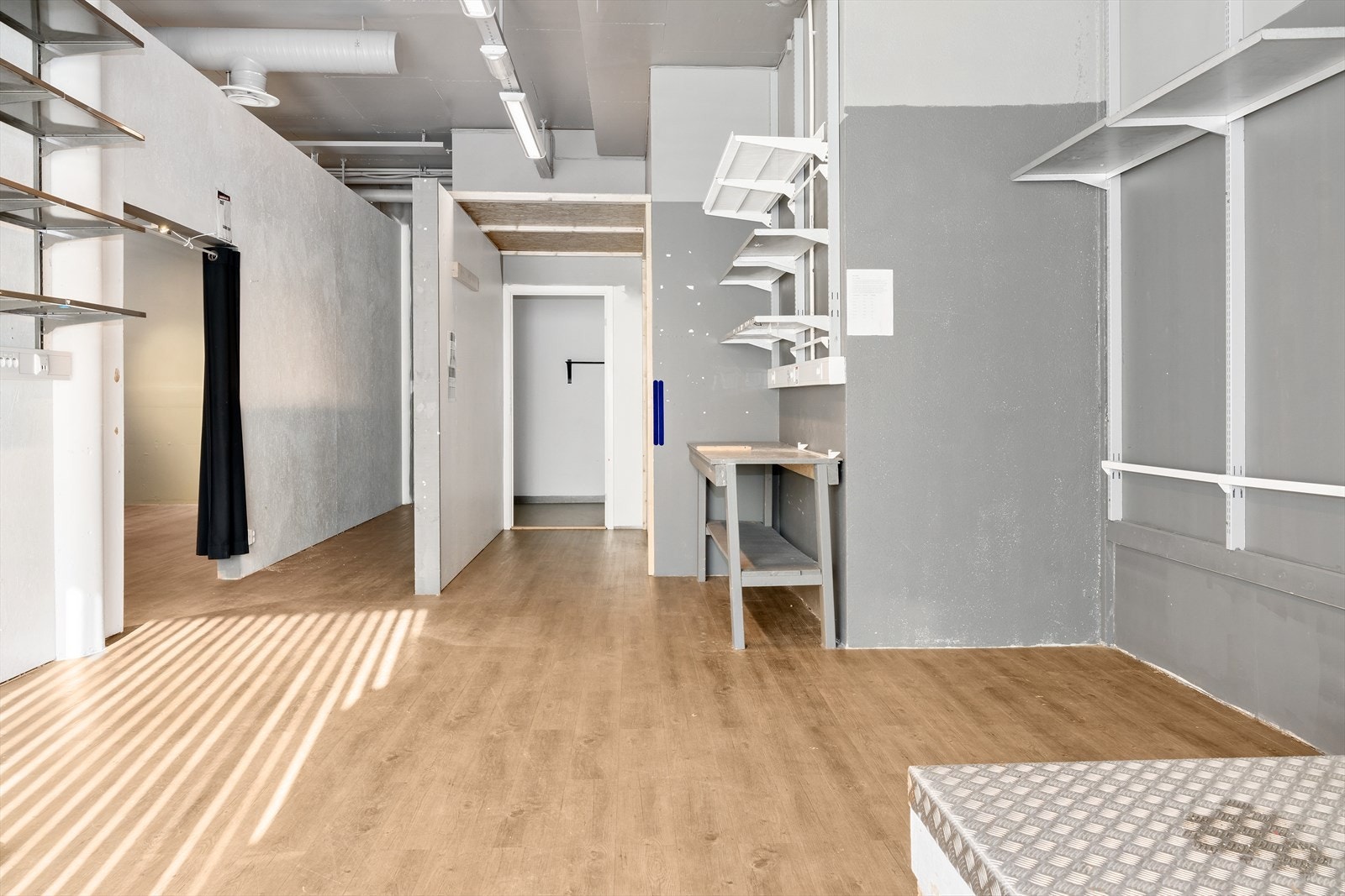 Forrom med noe hylleinnredning Galleribilde