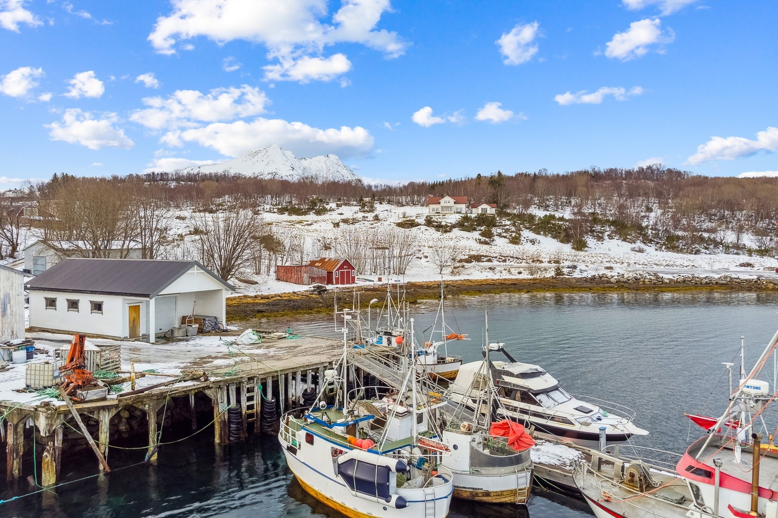 Velkommen til Røtnesveien 40 - bryggehus (næringseiendom) med attraktiv plassering Galleribilde