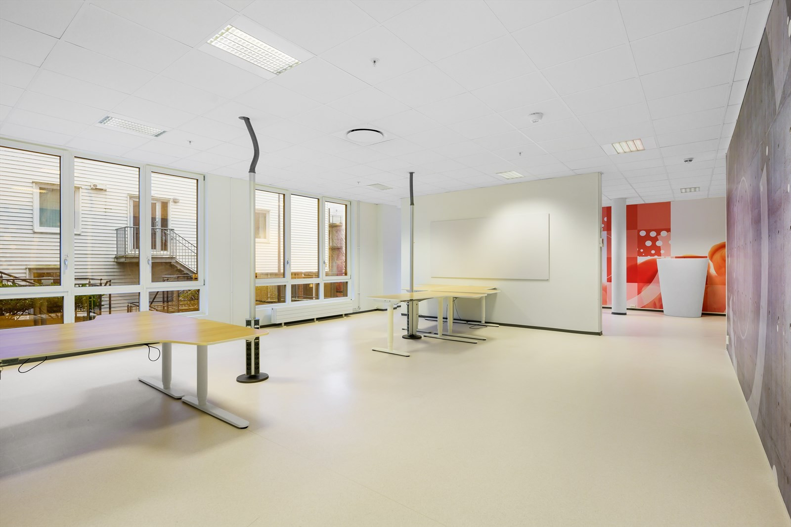 De ledige lokalene (Lokal 2, BTA 359 m²) er innredet med en kombinasjon av landskap og cellekontor. Lokalene tilpasses for ny leietaker