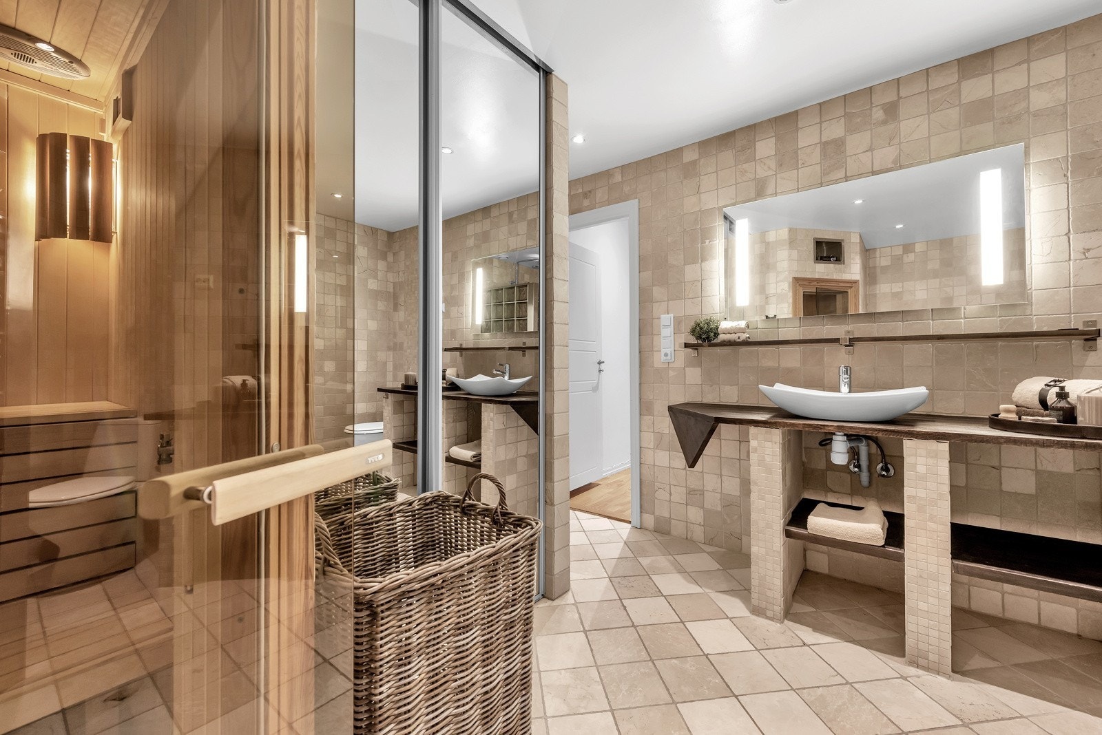 Stort flislagt bad med sauna og badekar Galleribilde