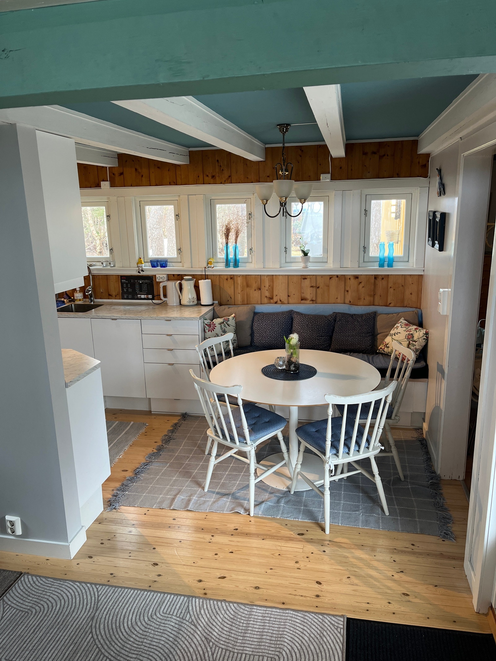 Spiseplass med sittebenk og stoler Galleribilde