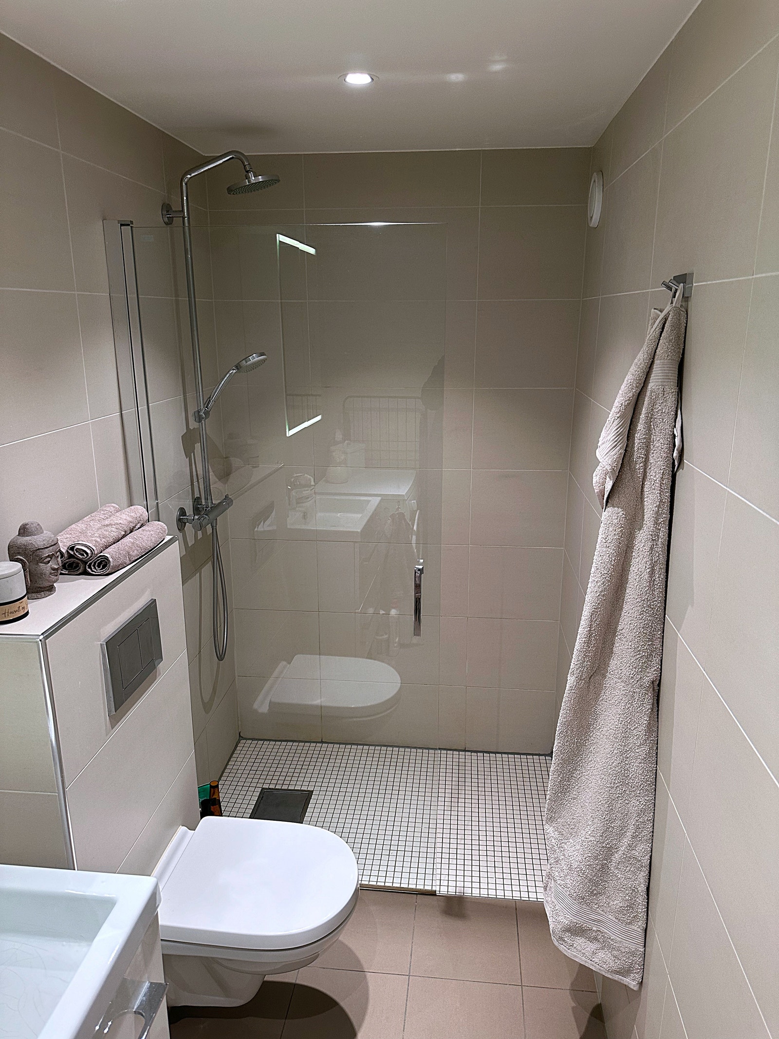 Moderne bad med god ventilasjon Galleribilde