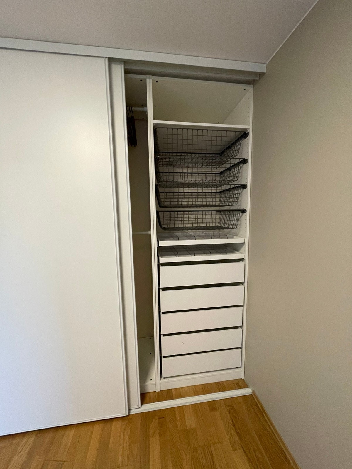 garderobeløsning med innredning på soverom 2. Galleribilde