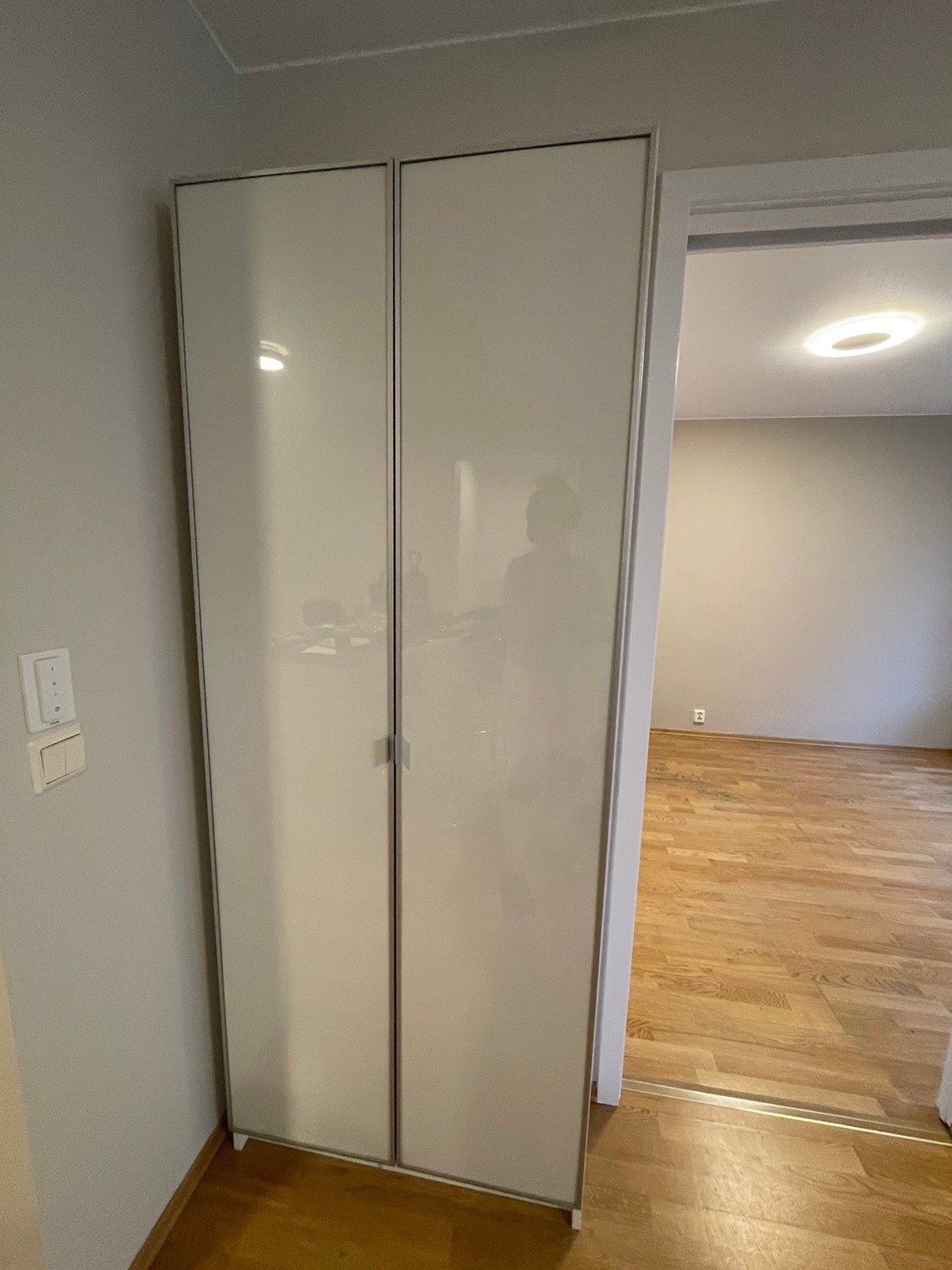 Eksta skap til lagring, plassert mellom kjøkken og stue, kan flyttes hvis ønskelig. Galleribilde