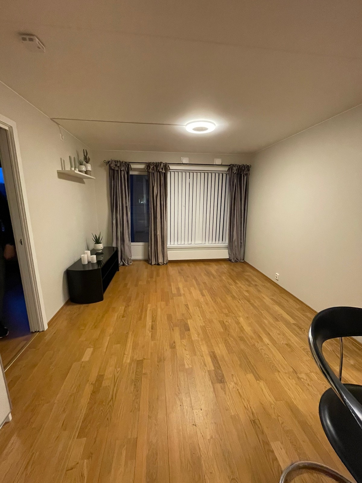 Stue med dør ut til balkong. Galleribilde