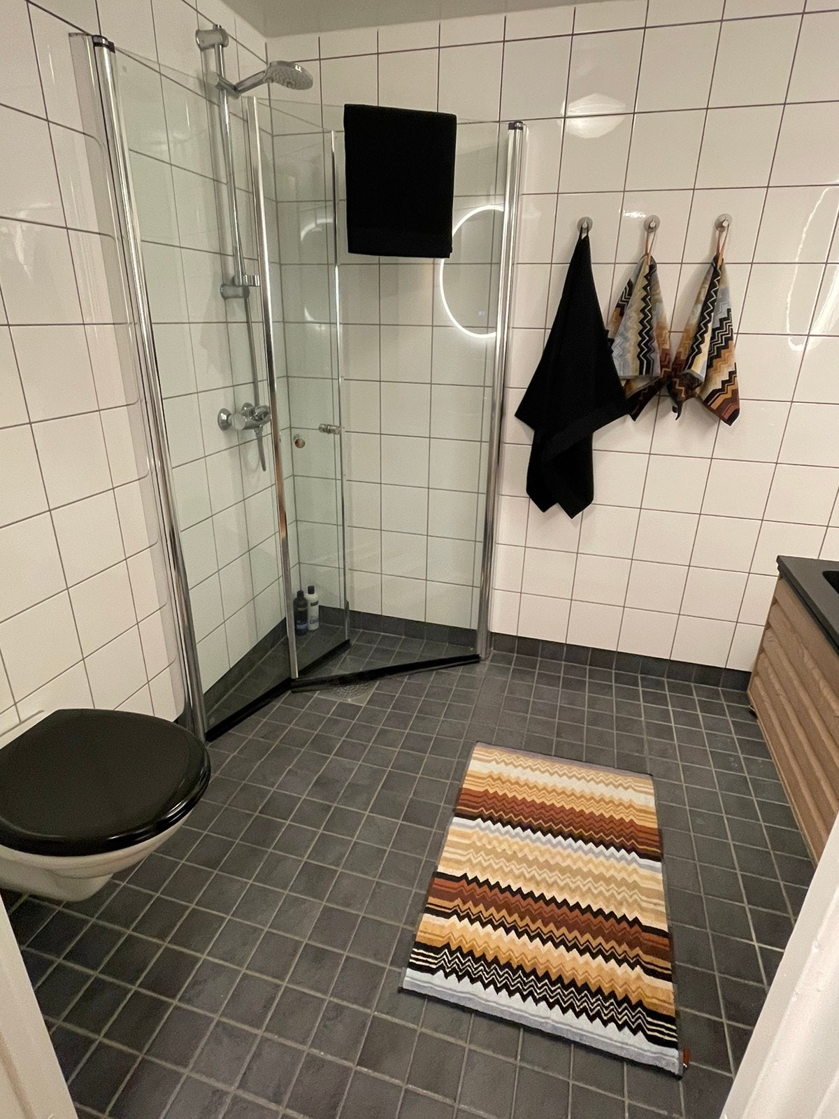 Bad med ny baderomsinnredning , toalettlokket er også nytt. Galleribilde