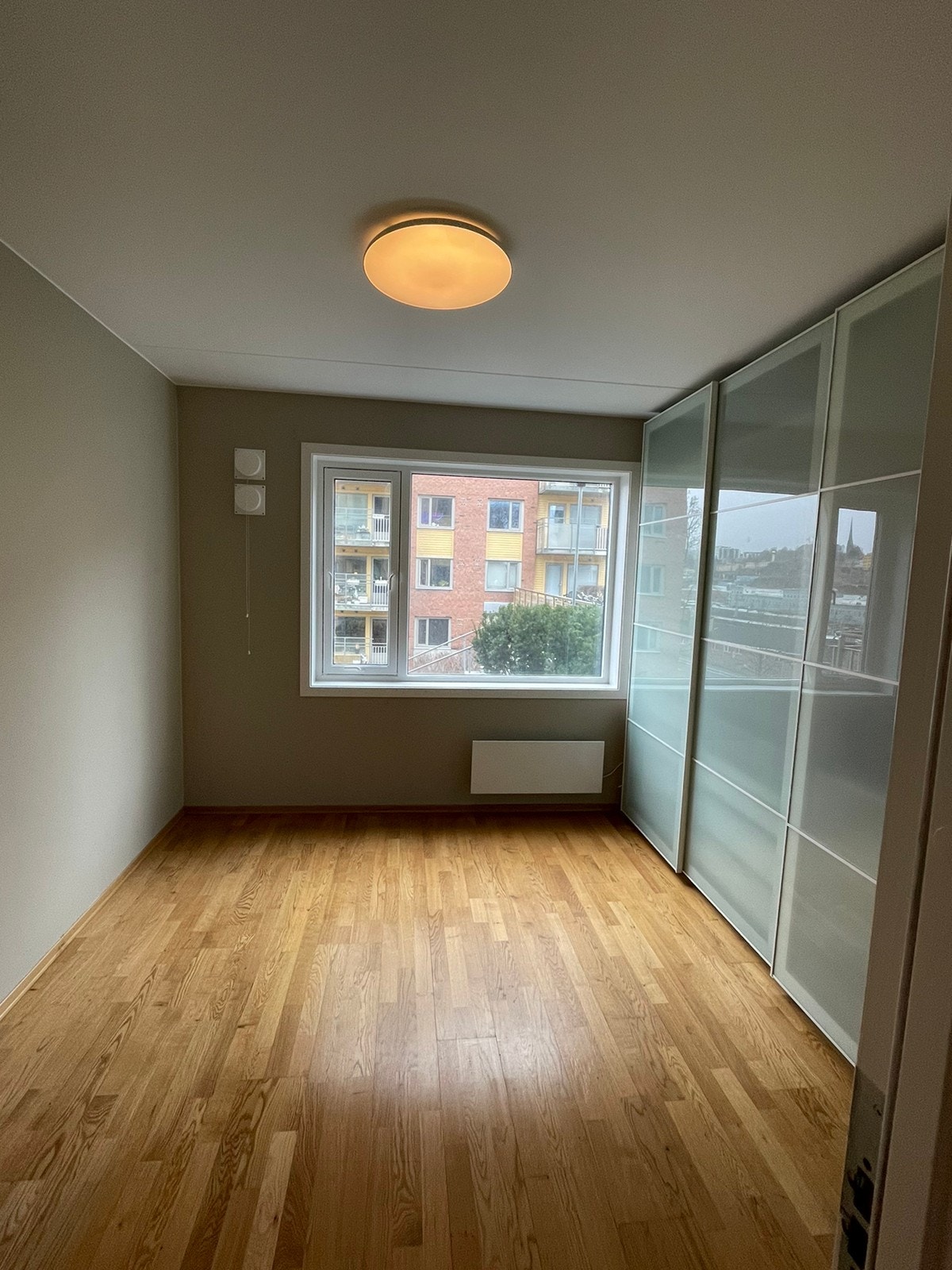 Soverom 1 med stor garderobeløsning. Galleribilde