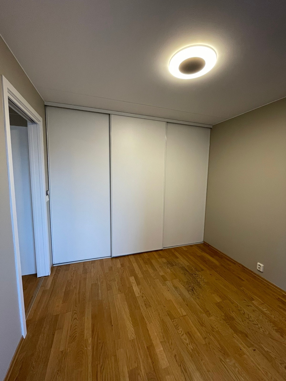 Stor garderobeløsning med innredning på soverom 2. Galleribilde