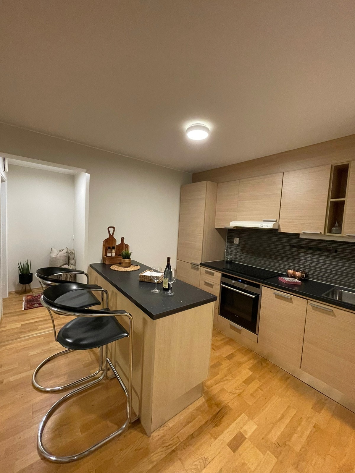 Kjøkken med kjøkkenøy Galleribilde