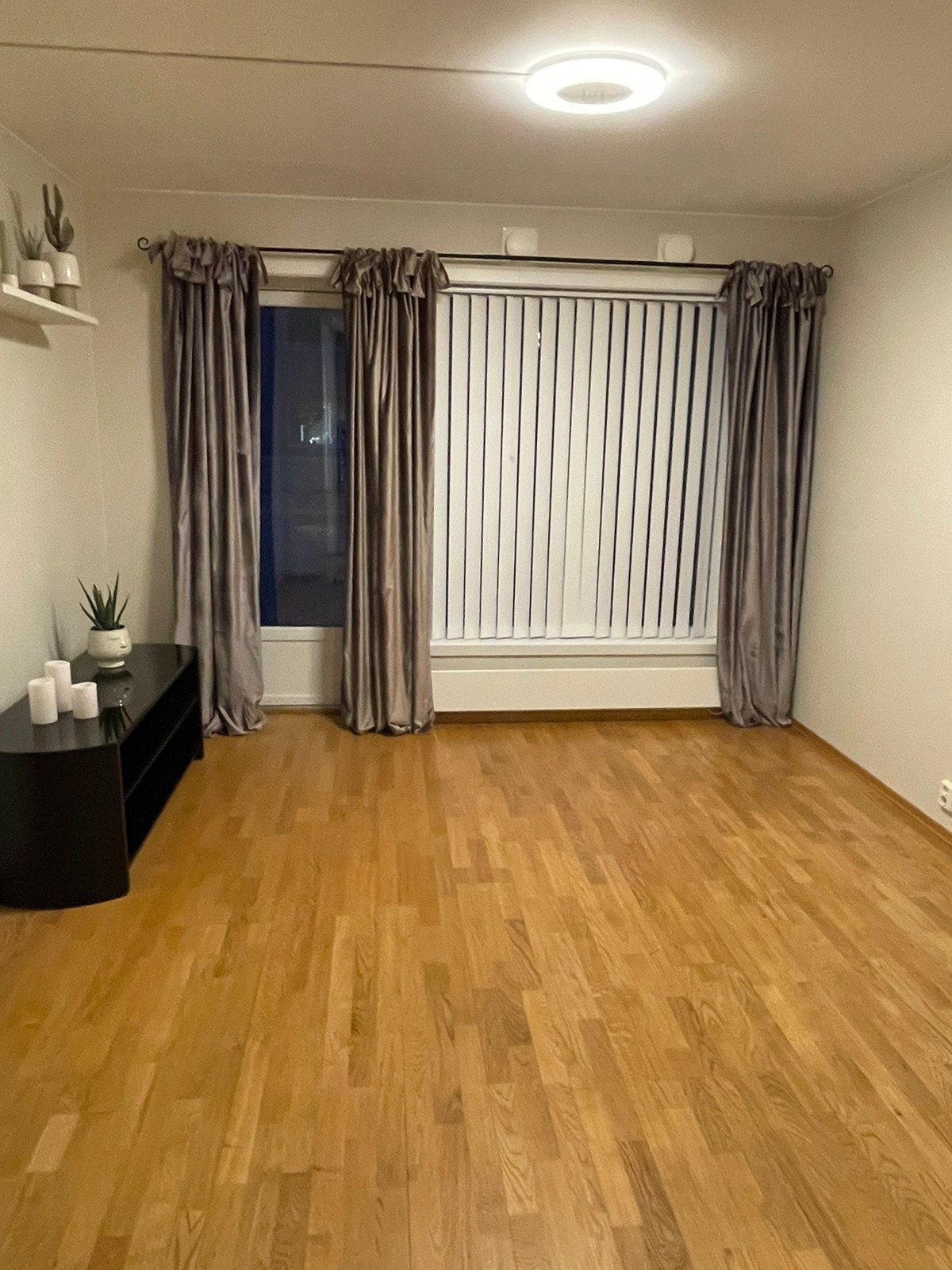 Utgangsdør til balkong i enden av stuen Galleribilde