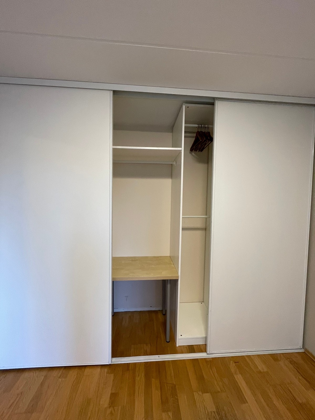 garderobeløsning med innredning på soverom 2. Galleribilde