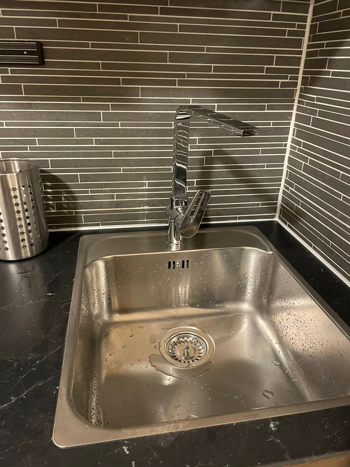 Ny vask med nytt blandebatteri Galleribilde