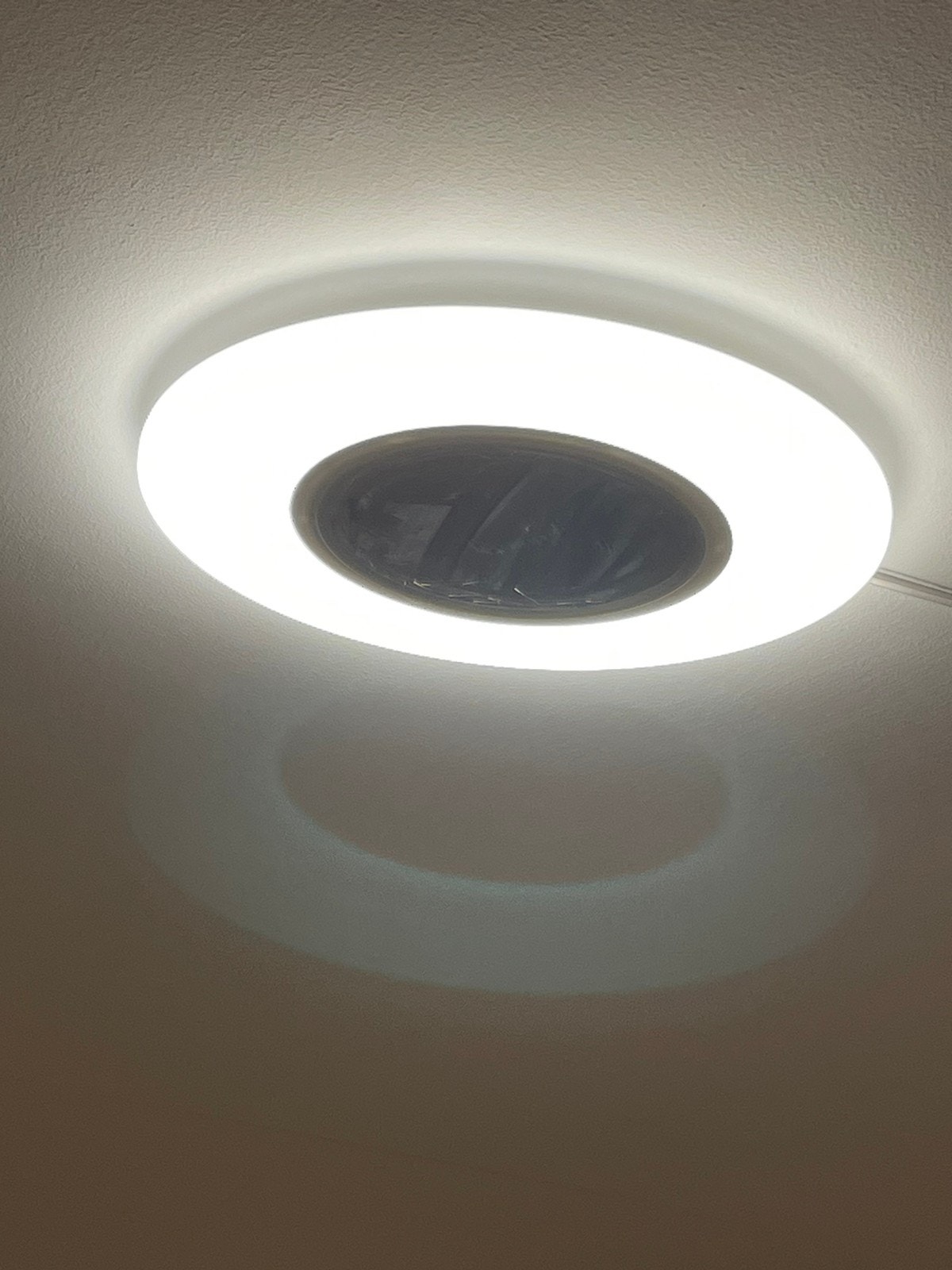 Smartlamper i tak på stue og begge soverom ,kan knyttes til fjernkontroller som ligger i leiligheten. Galleribilde