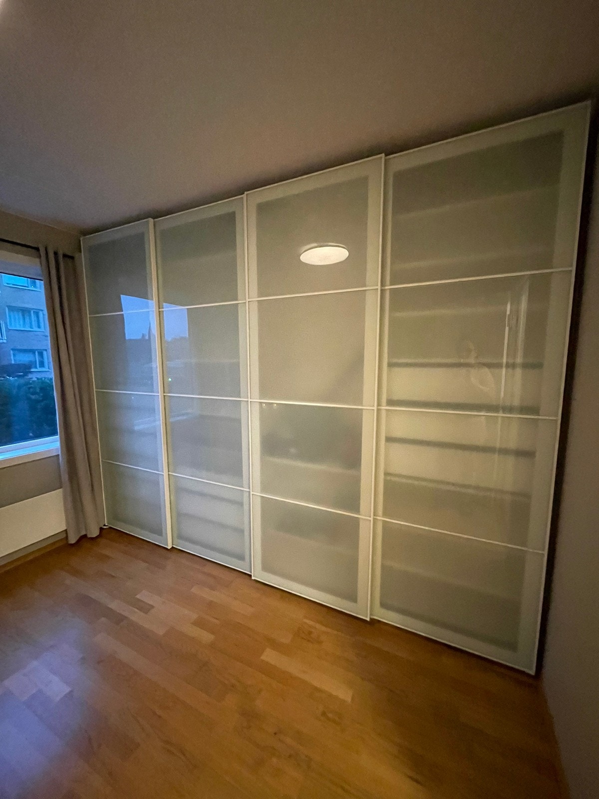 Stor garderobeløsning med innredning på soverom 1 Galleribilde