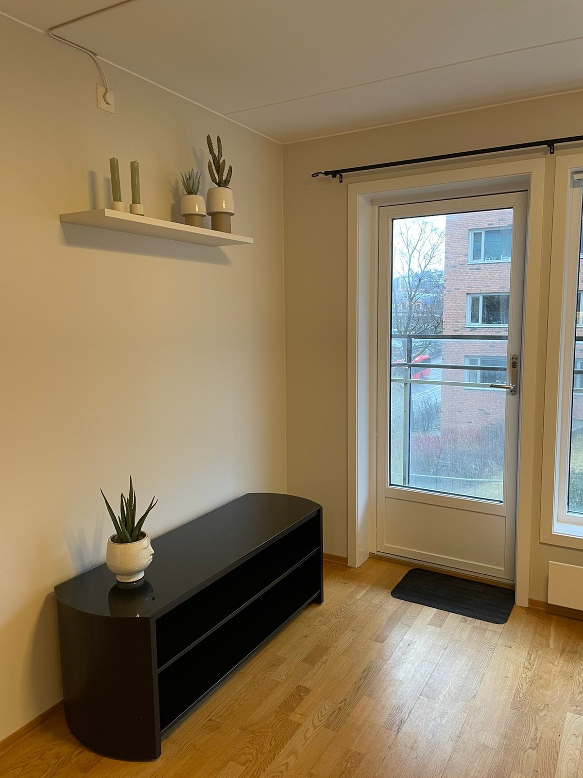 Utgangsdør til balkong i enden av stuen Galleribilde