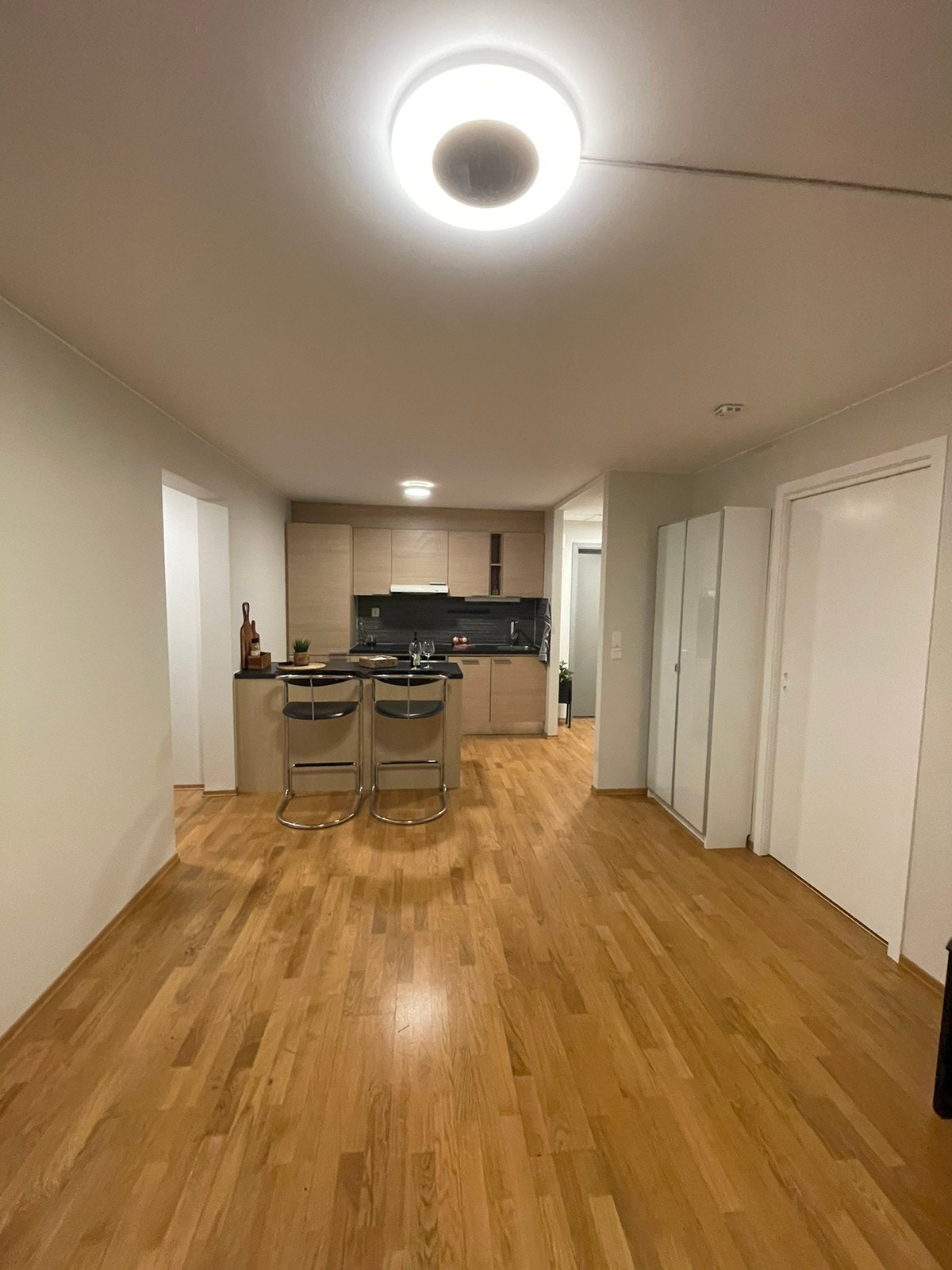 Stue med kjøkkenløsning i enden. Galleribilde