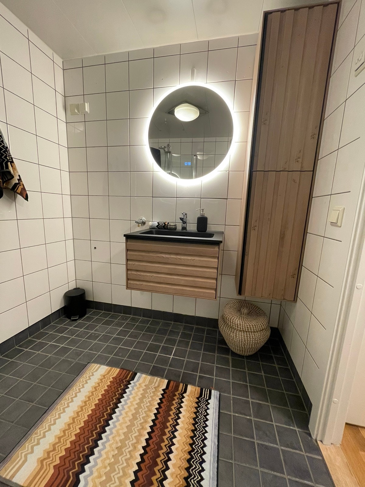 Nytt speil med ledbelysning. Galleribilde