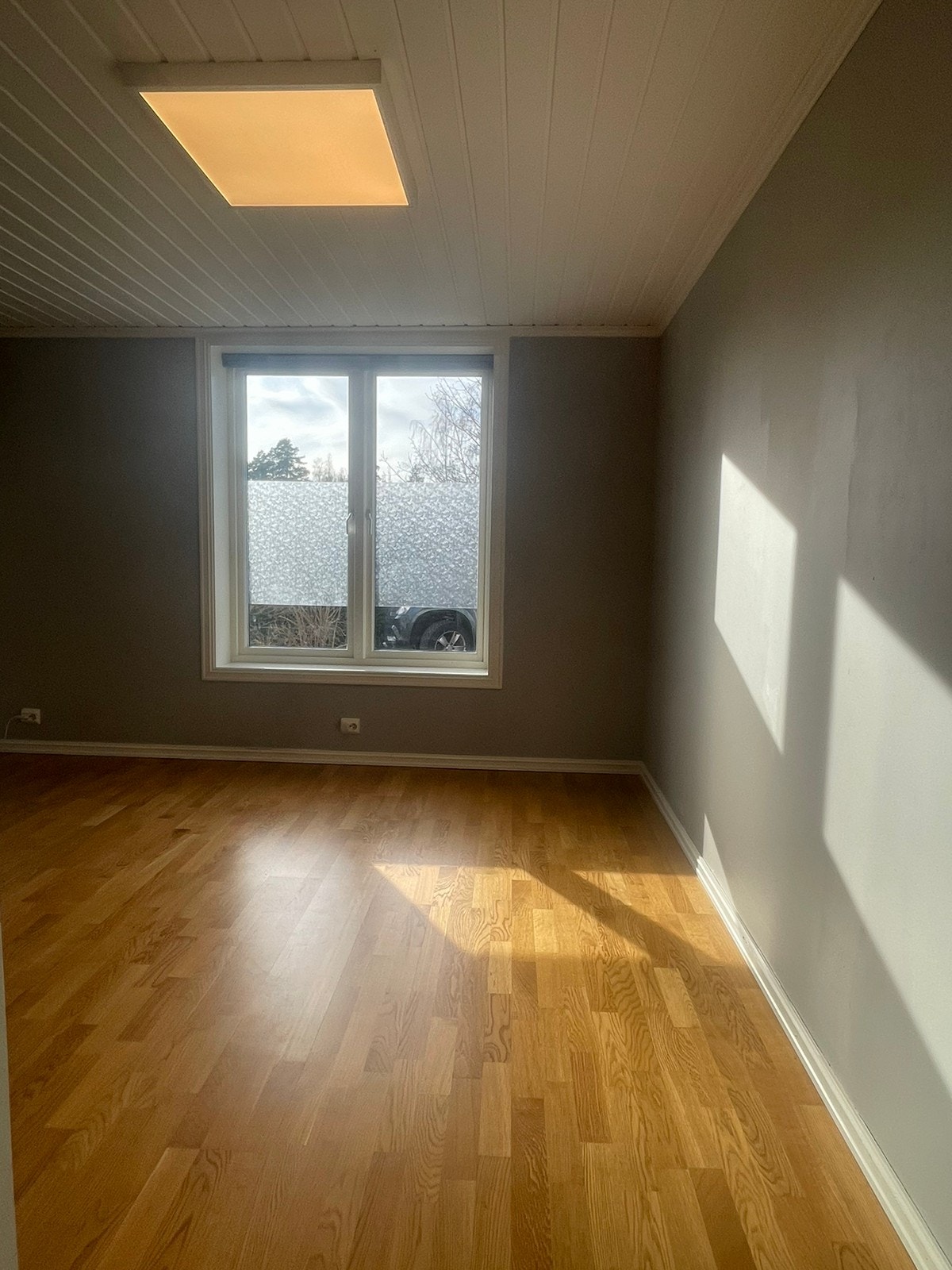 Fine eikegulv. Fleksibel møblering- har noen møbler som kan brukes, eller du kan bruke egne Galleribilde