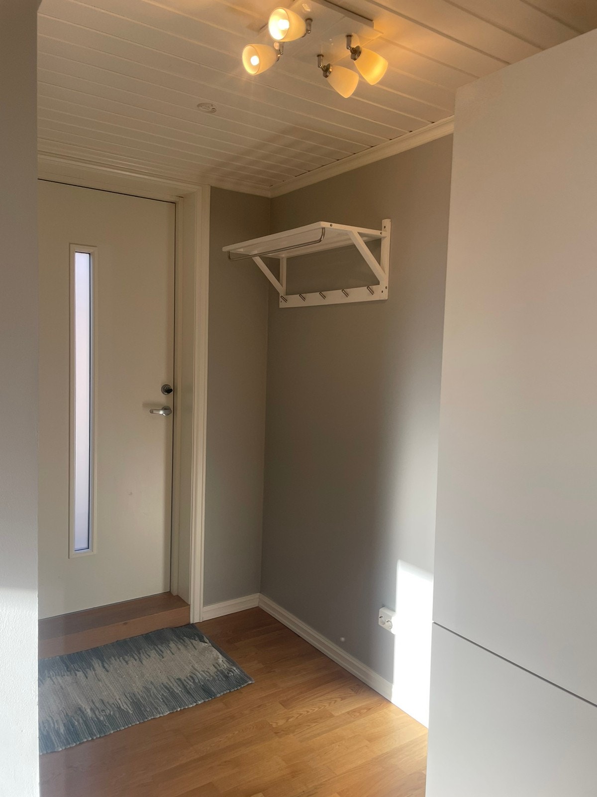 Hyggelig gang med stort garderobeskap Galleribilde